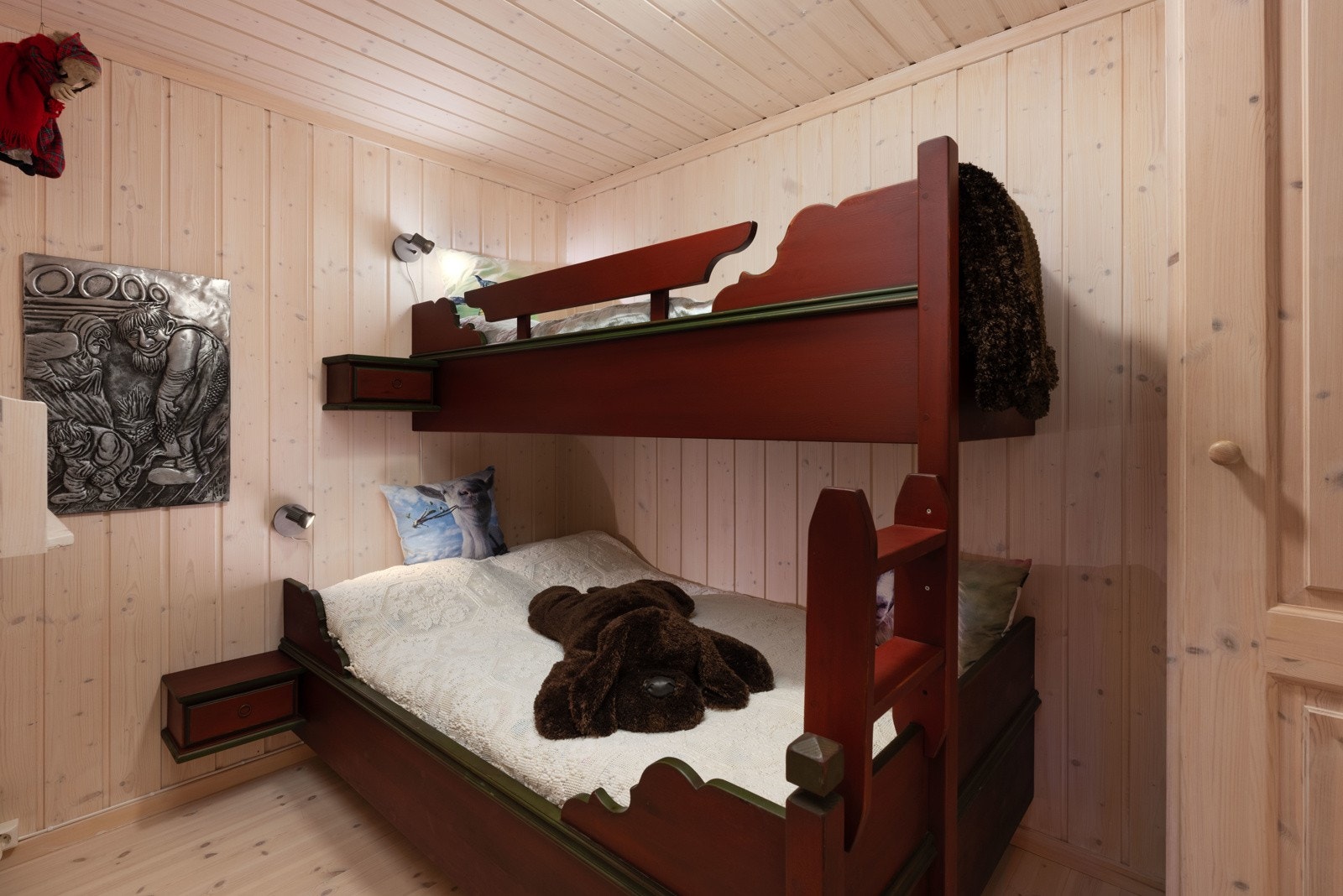 Et flott soverom og to sovealkover med faste familiekøyer gir gode muligheter for å ta med seg gjester til fjells. Galleribilde