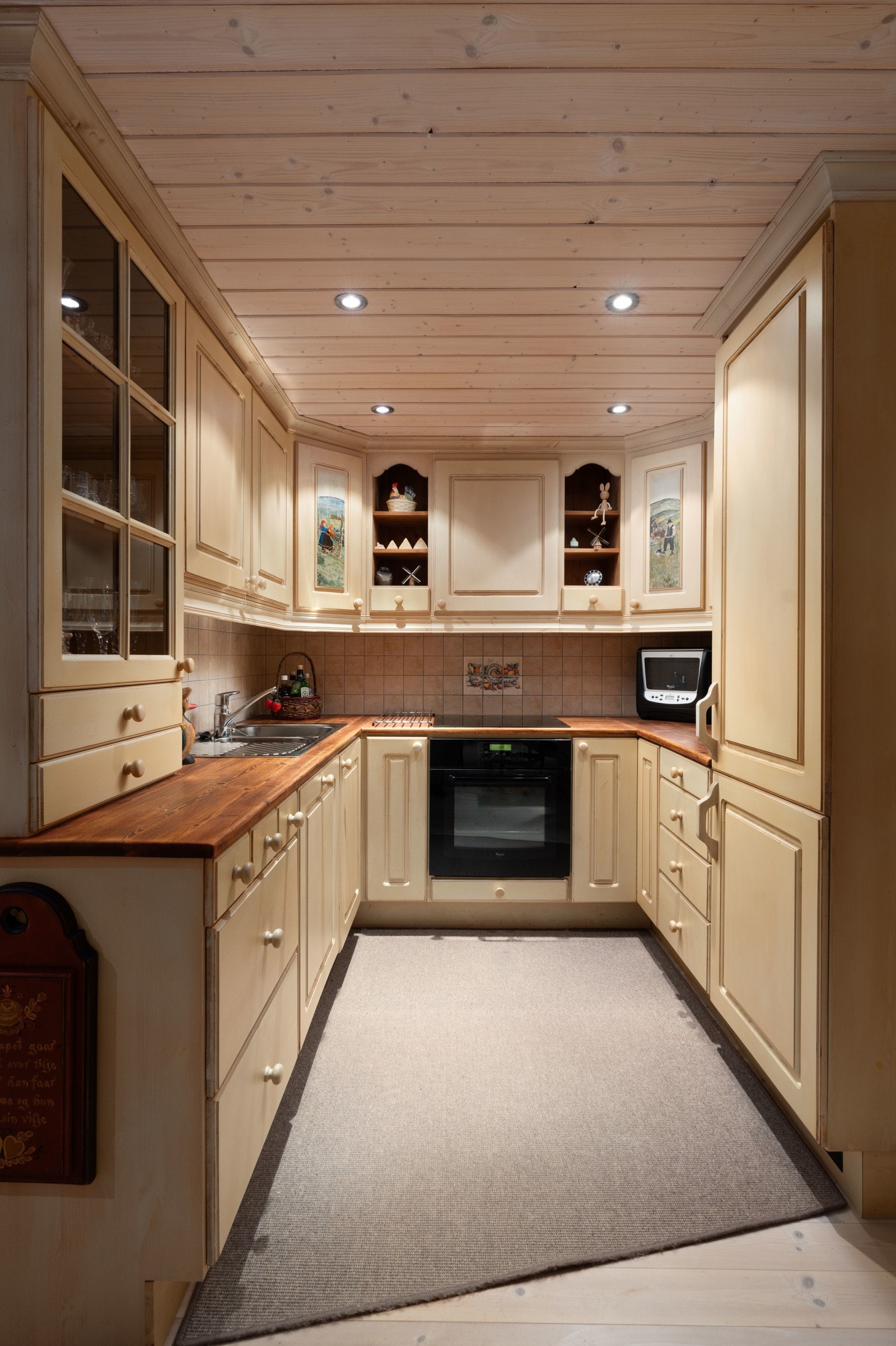 Kjøkkenet har åpen løsning mot stuen, men ligger klart avgrenset, slik at det blir en fin balanse mellom sosial matlaging og skjermet arbeidsplass. Galleribilde