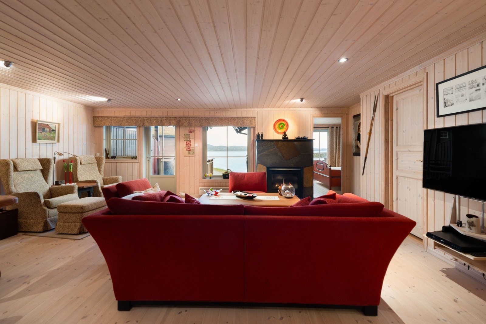 Stuen er et meget pent og romslig oppholdsrom, med nydelig utsikt over Bergsjøen og det vakre landskapet. Galleribilde