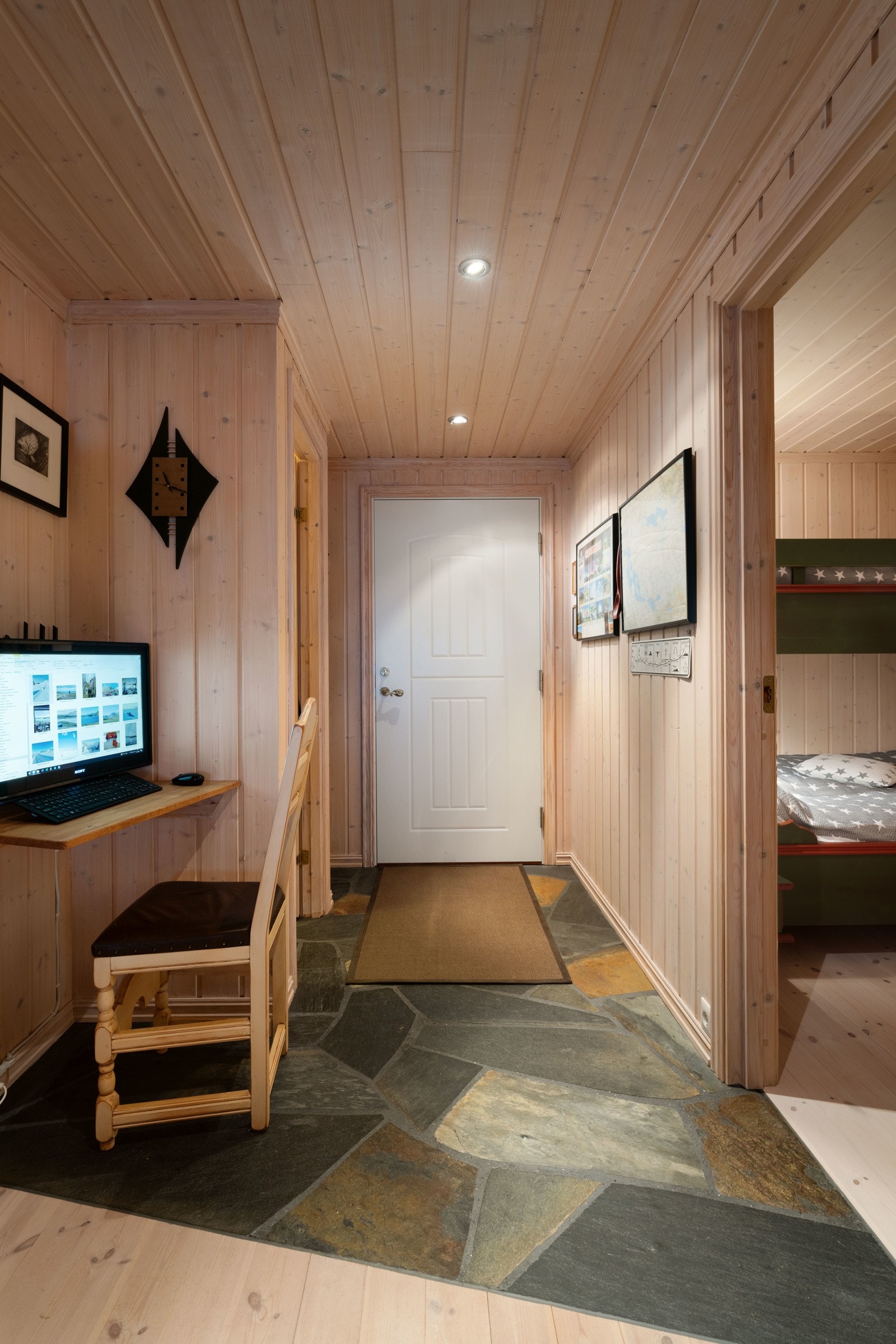 Vel inne har entreen downlights, panelvegger og lekkert skifergulv med varme. Galleribilde