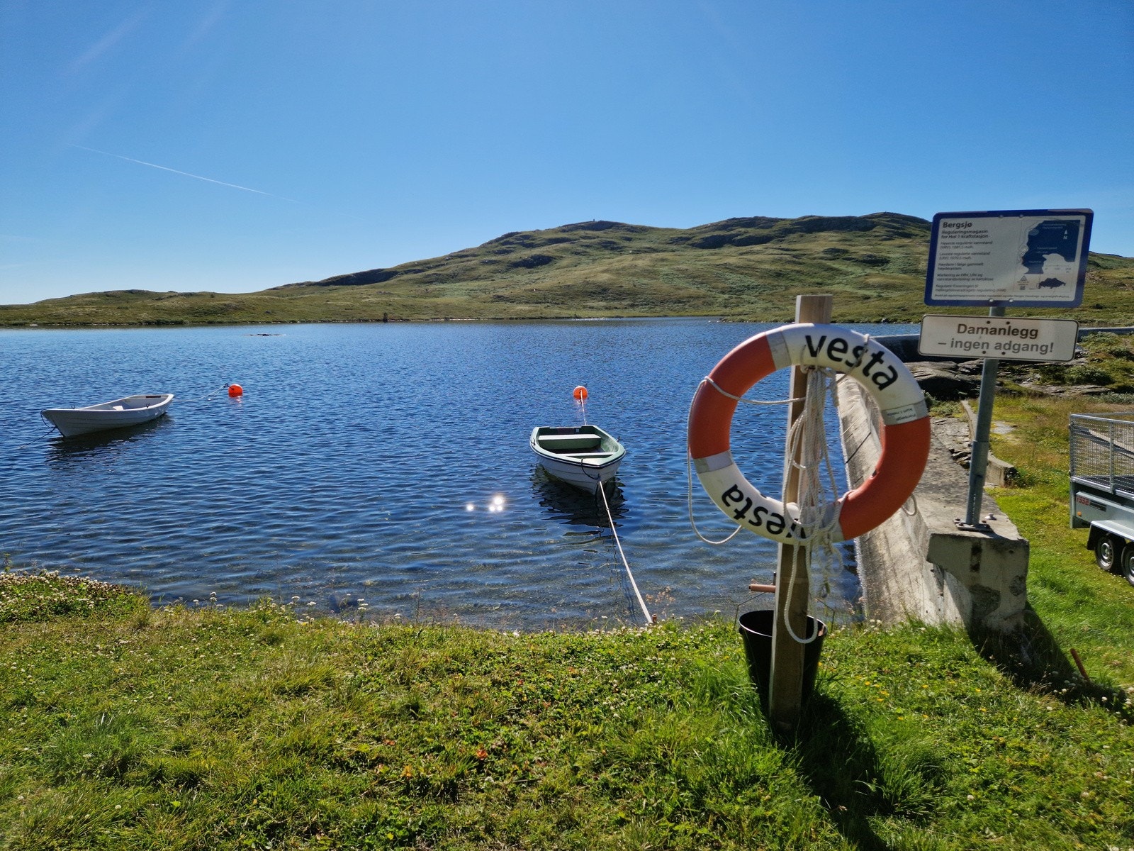 Sameiet har to robåter som kan lånes for å nyte båtlivet om sommeren. Galleribilde