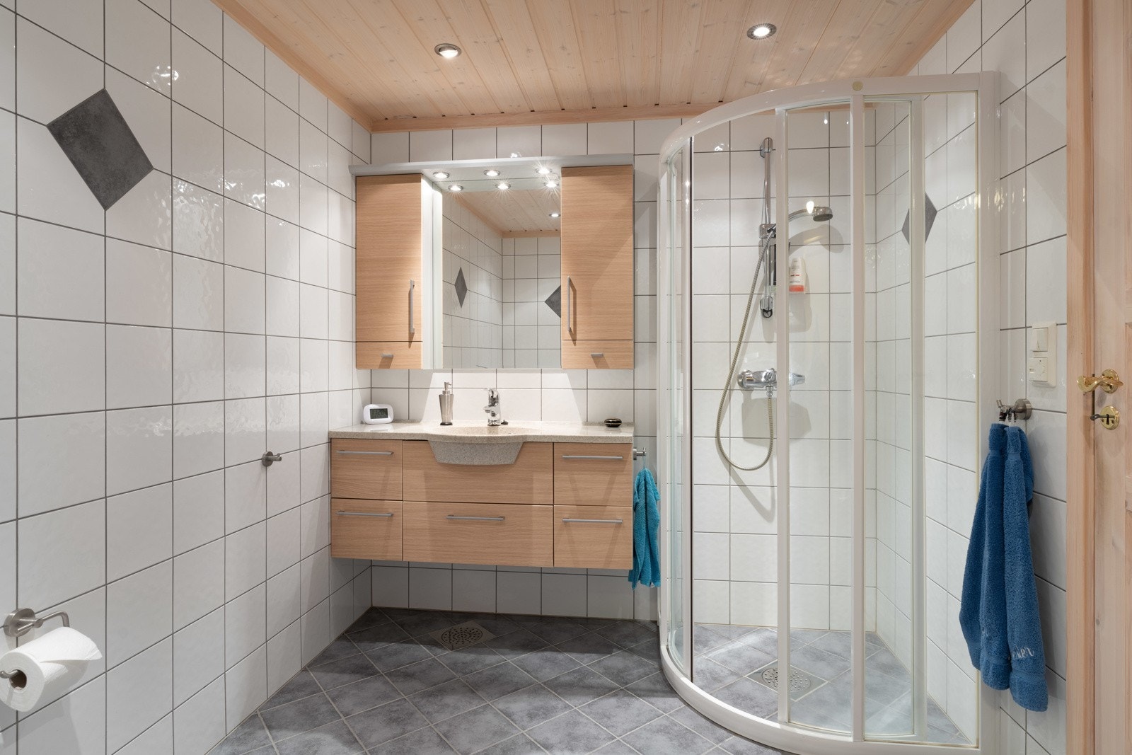 Dagene får en god start på det delikate badet, med hvite veggfliser og lysegrå gulvfliser. Galleribilde