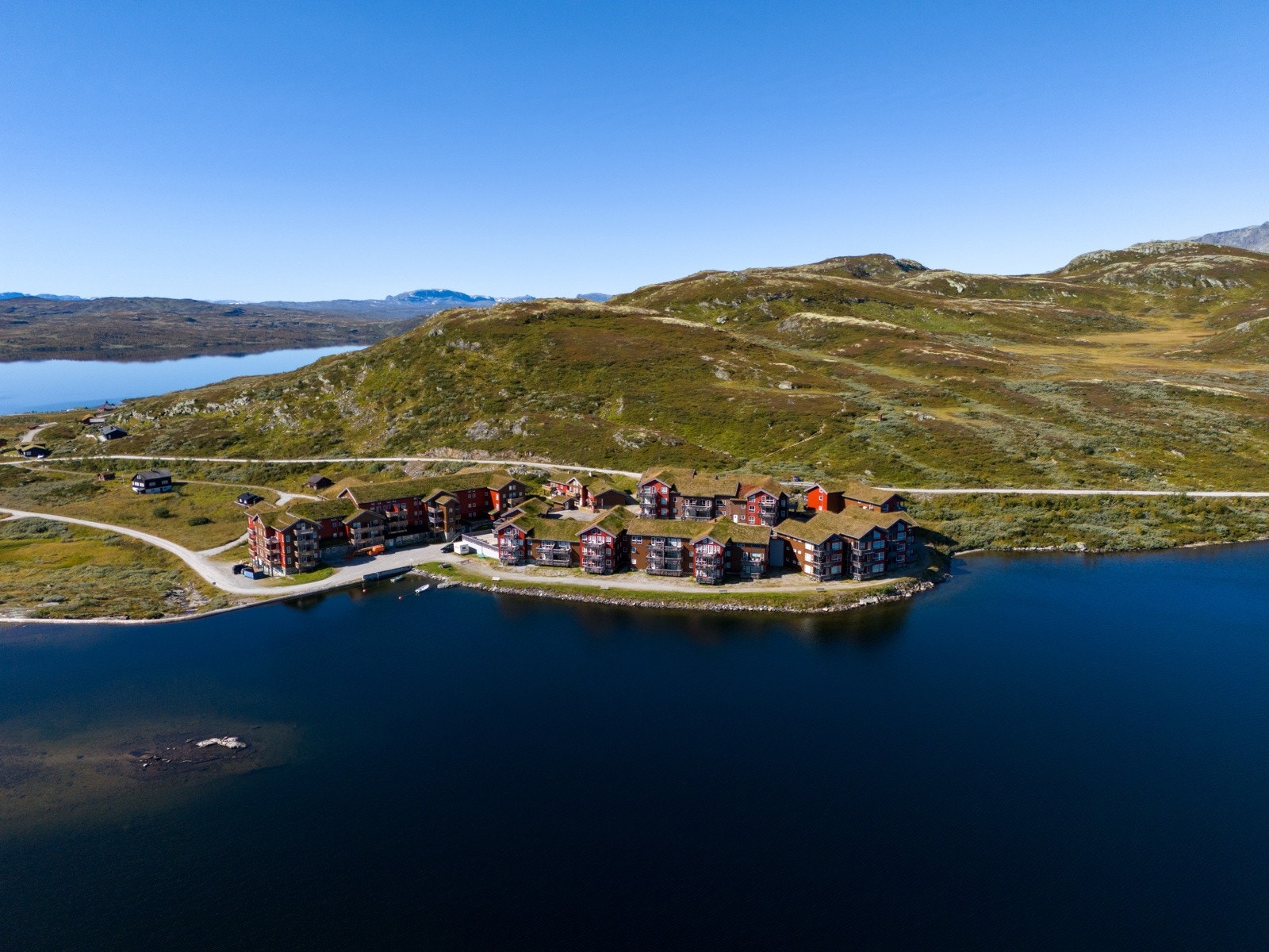 Beliggende 1090 meter over havet har området vakker natur så langt øyet kan se, og byggene er idyllisk plassert i vannkanten ved Bergsjøen. Galleribilde