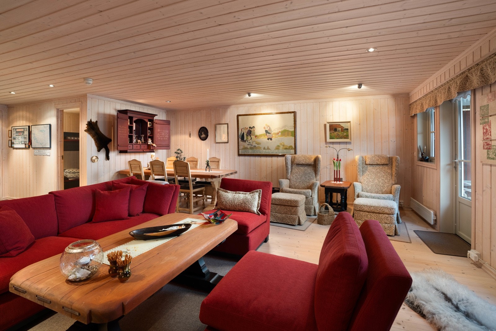 Furugulv kombineres med trepanel på veggene for et lunt og varmt uttrykk i stuen. Galleribilde