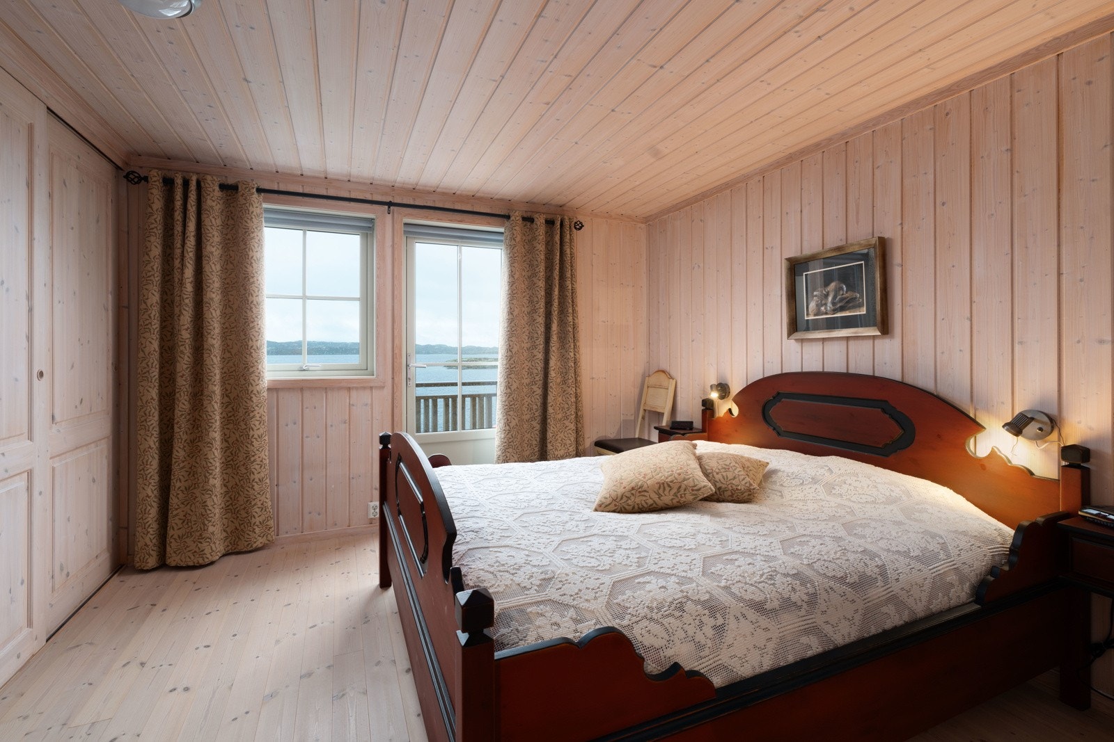 På soverommet våkner man til vakker utsikt, og rommet har egen veranda mot Bergsjøen - perfekt for morgenkaffen på varme dager. Galleribilde