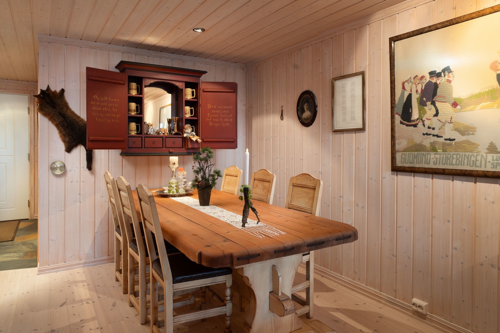 Rommet er naturlig inndelt i ulike brukssoner, og det passer utmerket å innrede med spiseplass utenfor kjøkkenet. Galleribilde