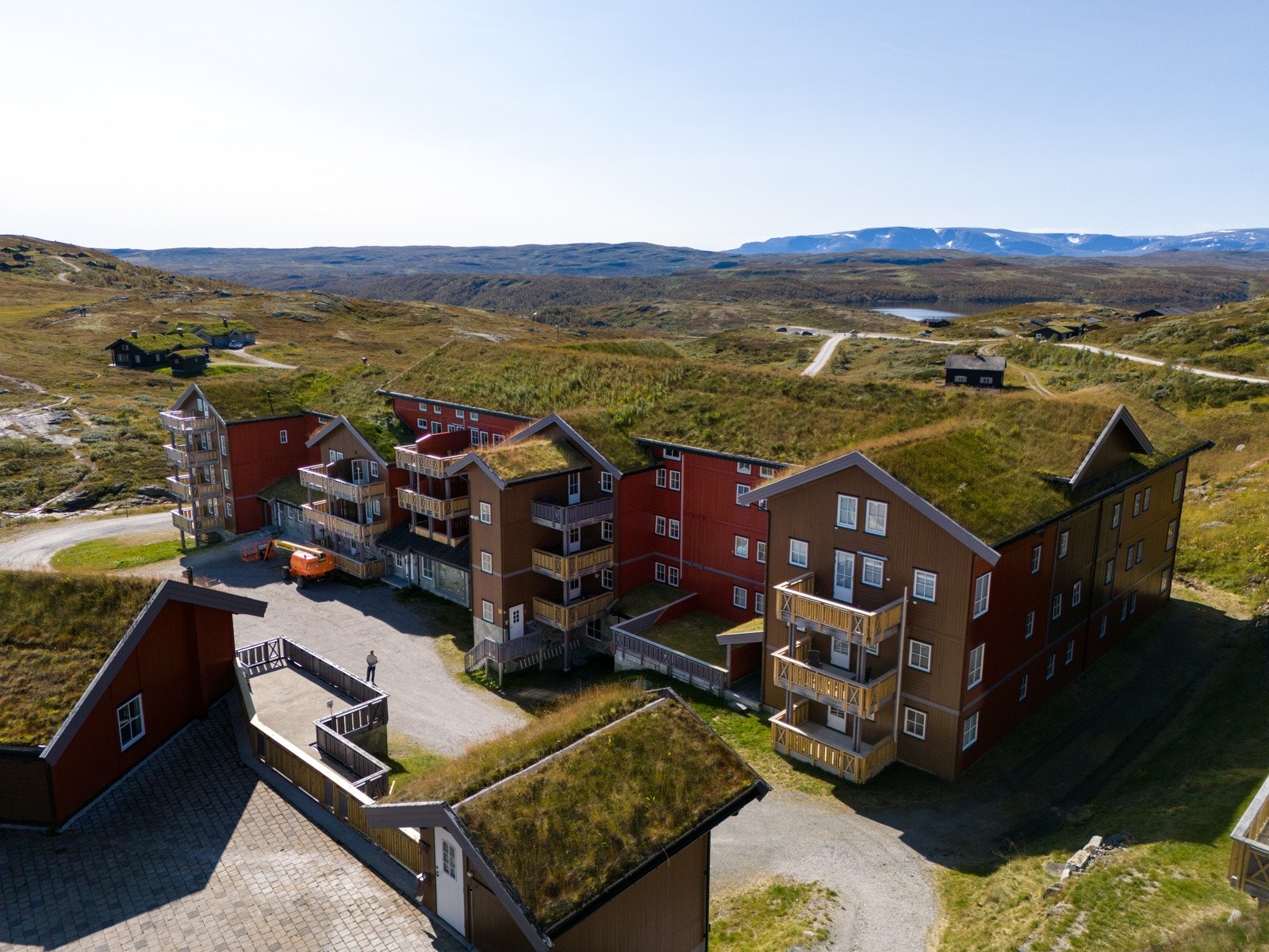 Garasjeplass og elbillader følger med, og flotte fellesfasiliteter inkluderer basseng, trimrom og smørebod. Galleribilde