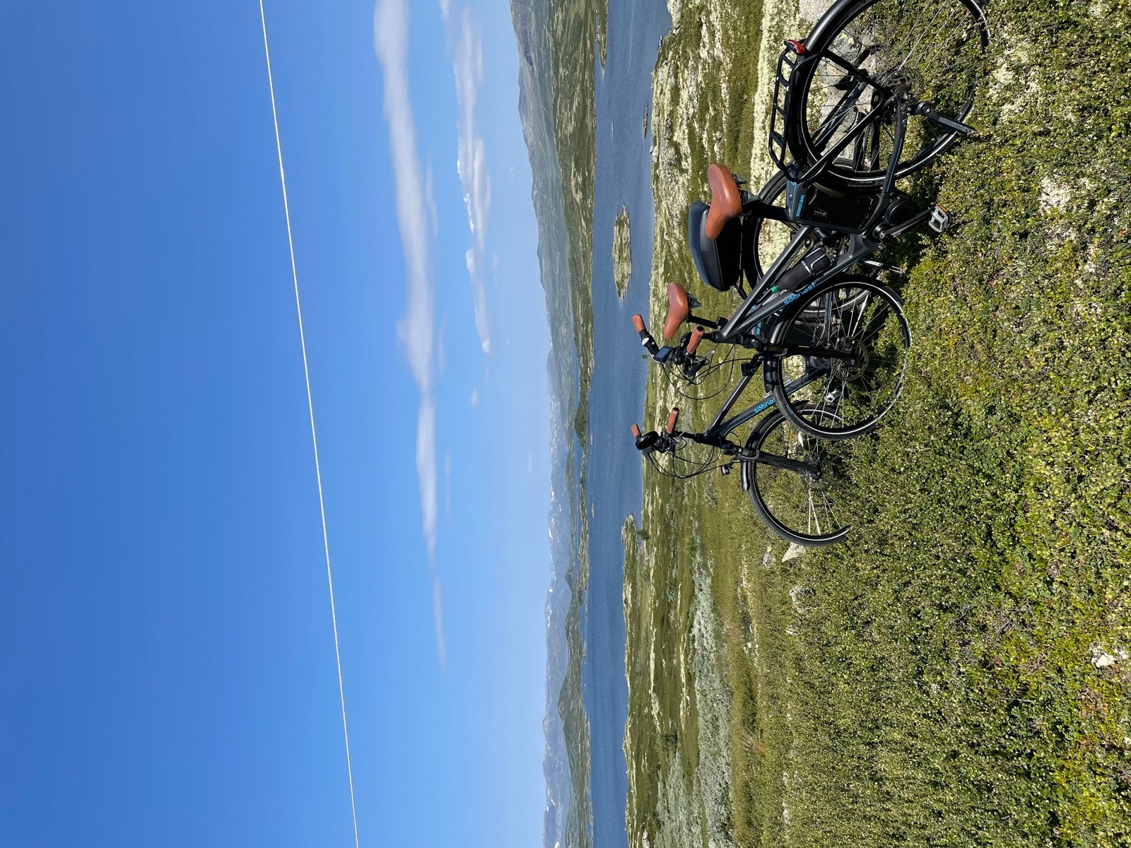 Om sommeren byr området på rikelig med turstier og sykkelturer i fjellheimen Galleribilde