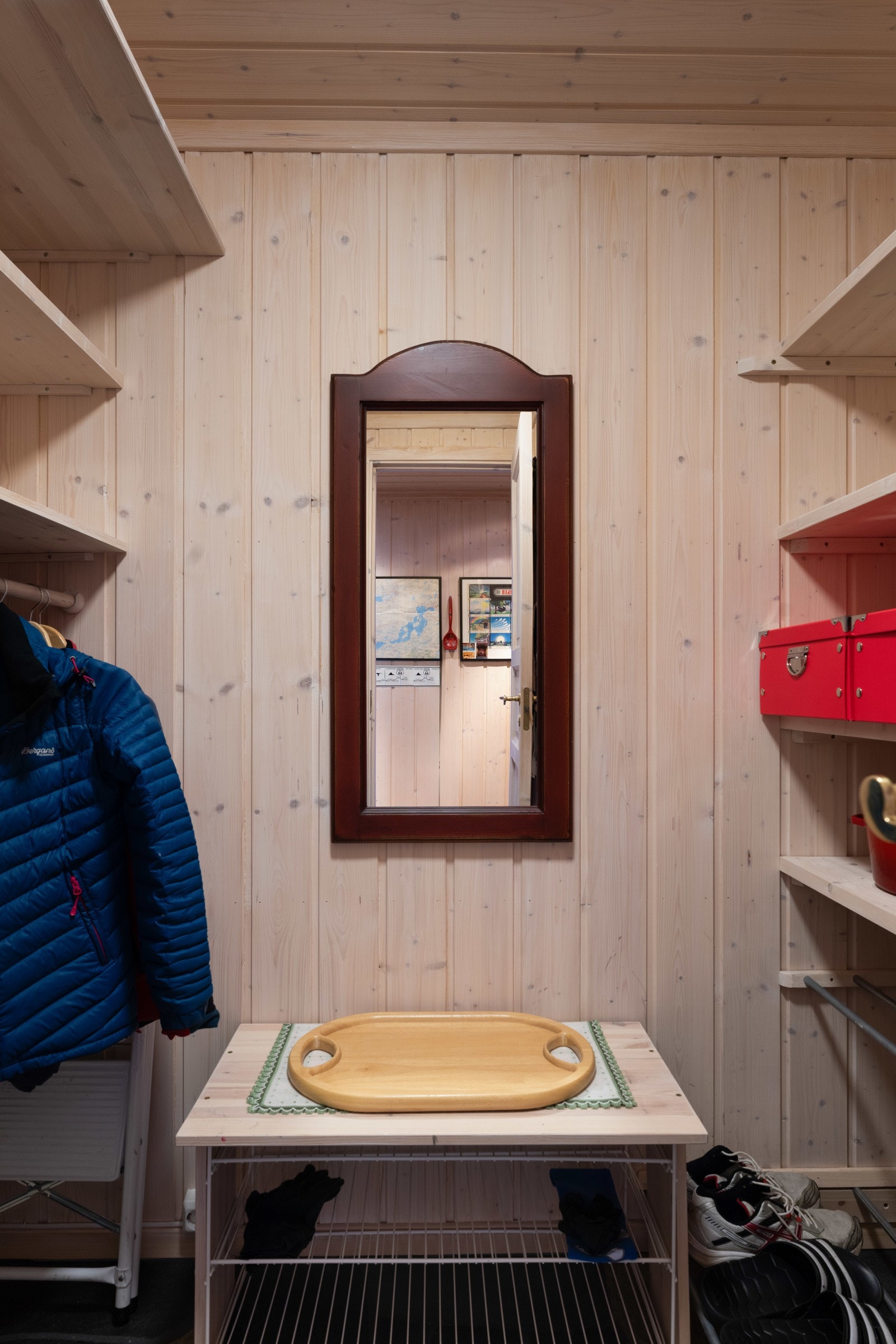 Yttertøyet ryddes enkelt bort i en egen garderobenisje, med skohylle, plassbygde hyller og en stang for oppheng. Galleribilde