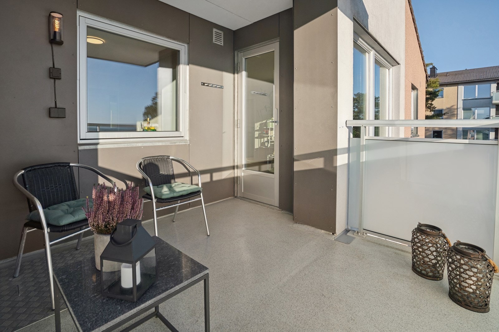 Her er det god plass til utemøbler, planter og avslapning i frisk luft. Galleribilde