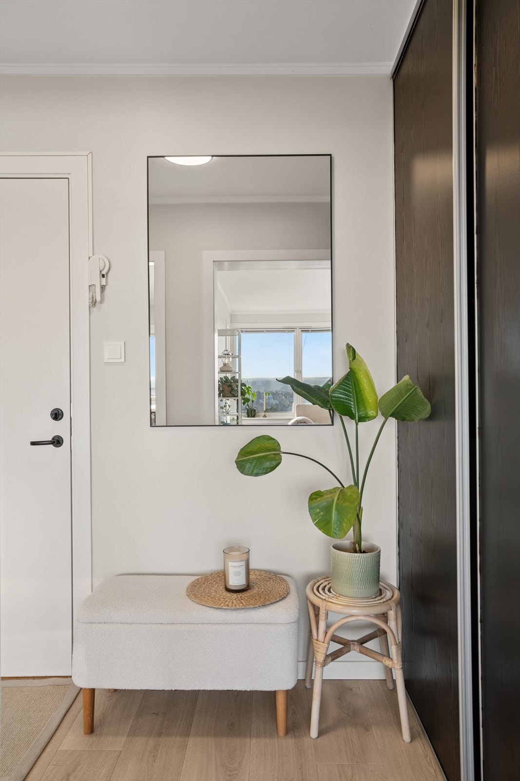 Lys og praktisk gang som gir et godt førsteinntrykk. Galleribilde