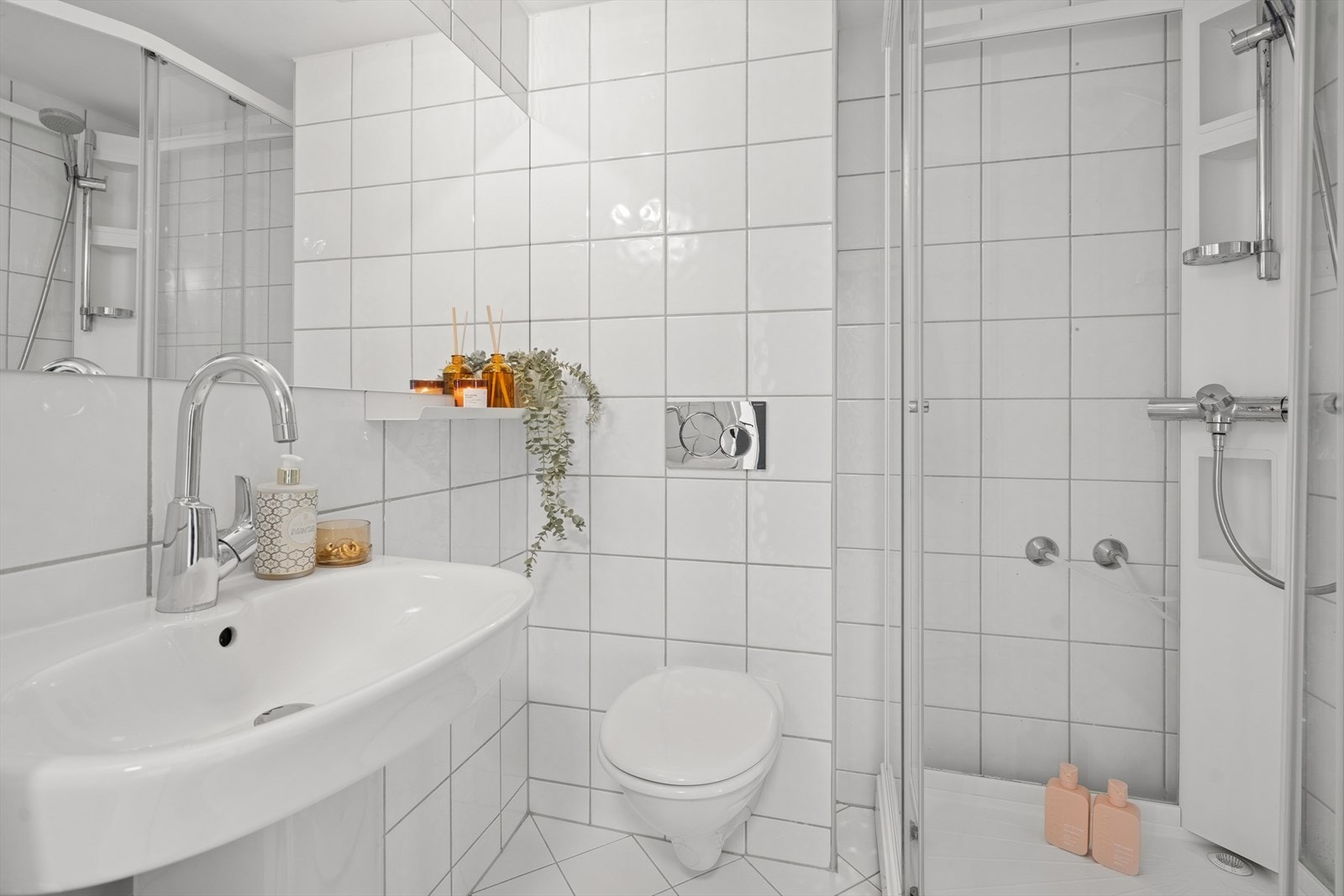 Et pent standard bad med fliser på både vegger og gulv. Galleribilde