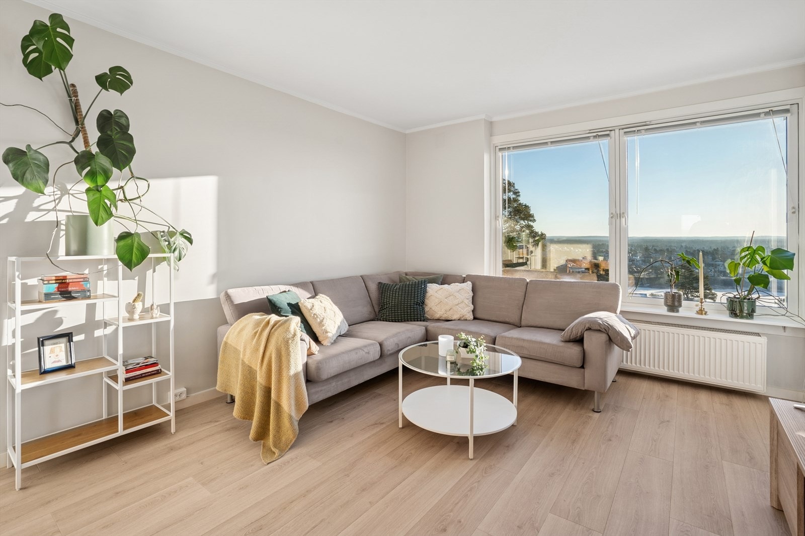 God plass til både sofa og spisegruppe - perfekt for hyggelige kvelder med venner og familie. Galleribilde