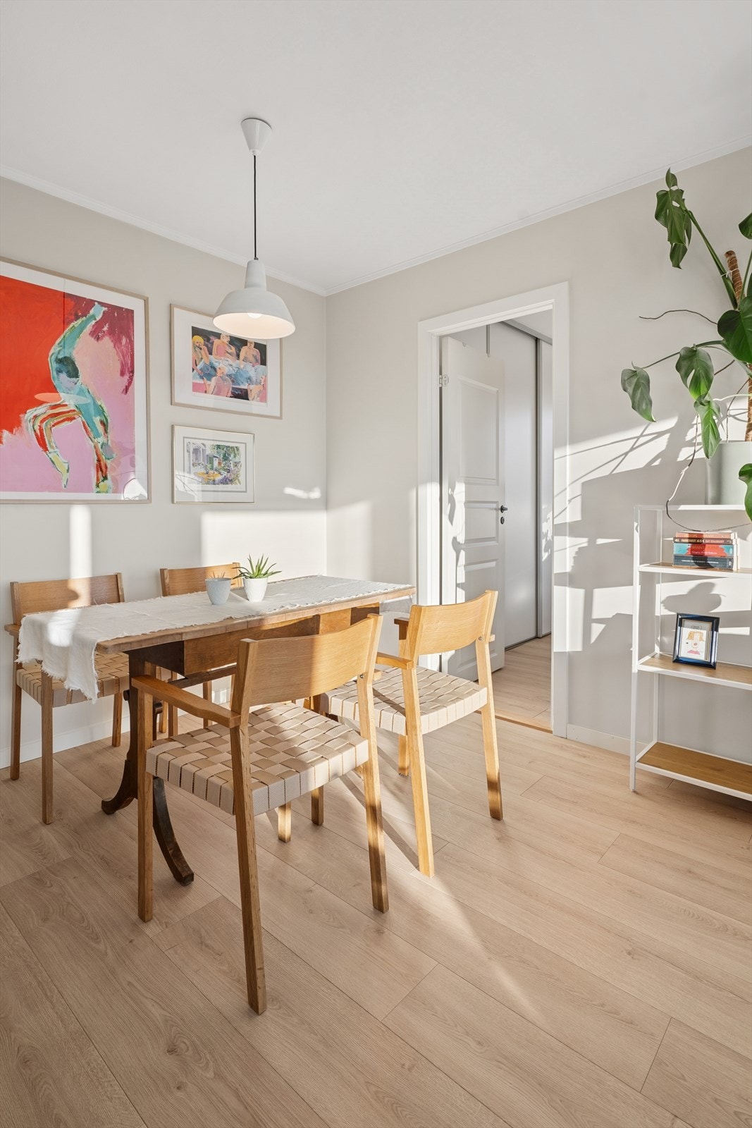 Lys og hyggelig spiseplass med nærhet til kjøkkenet. Galleribilde