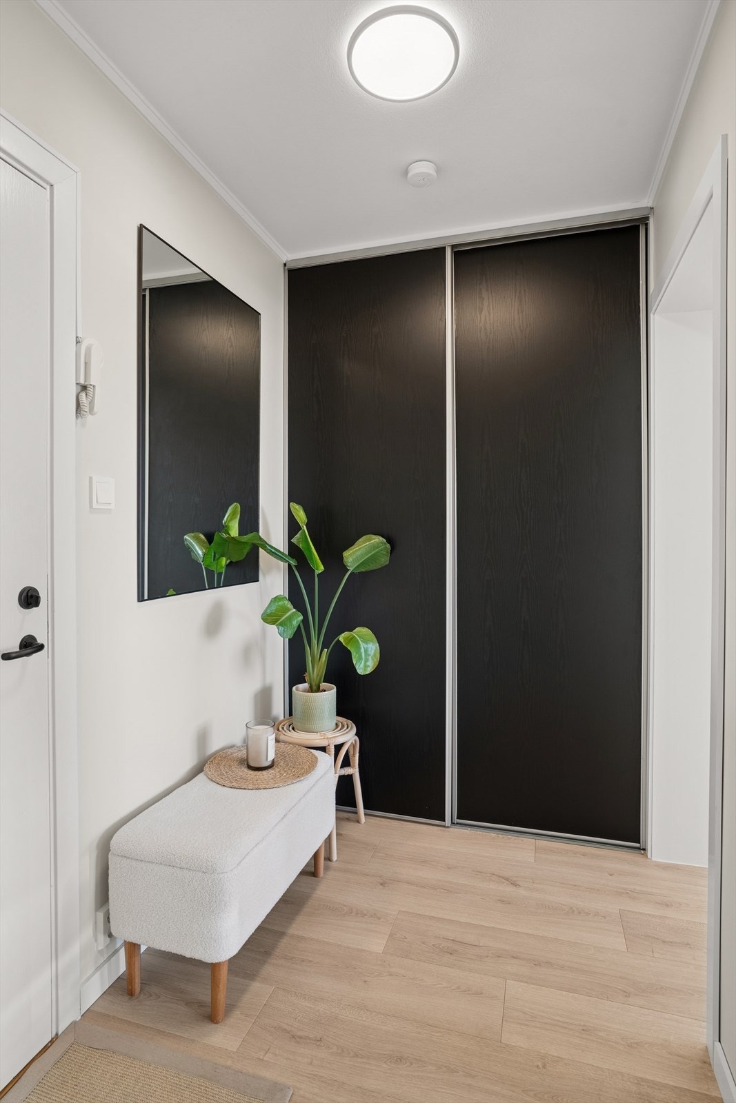 Smart planløsning med enkel tilgang til både stue, kjøkken, bad og soverom Galleribilde