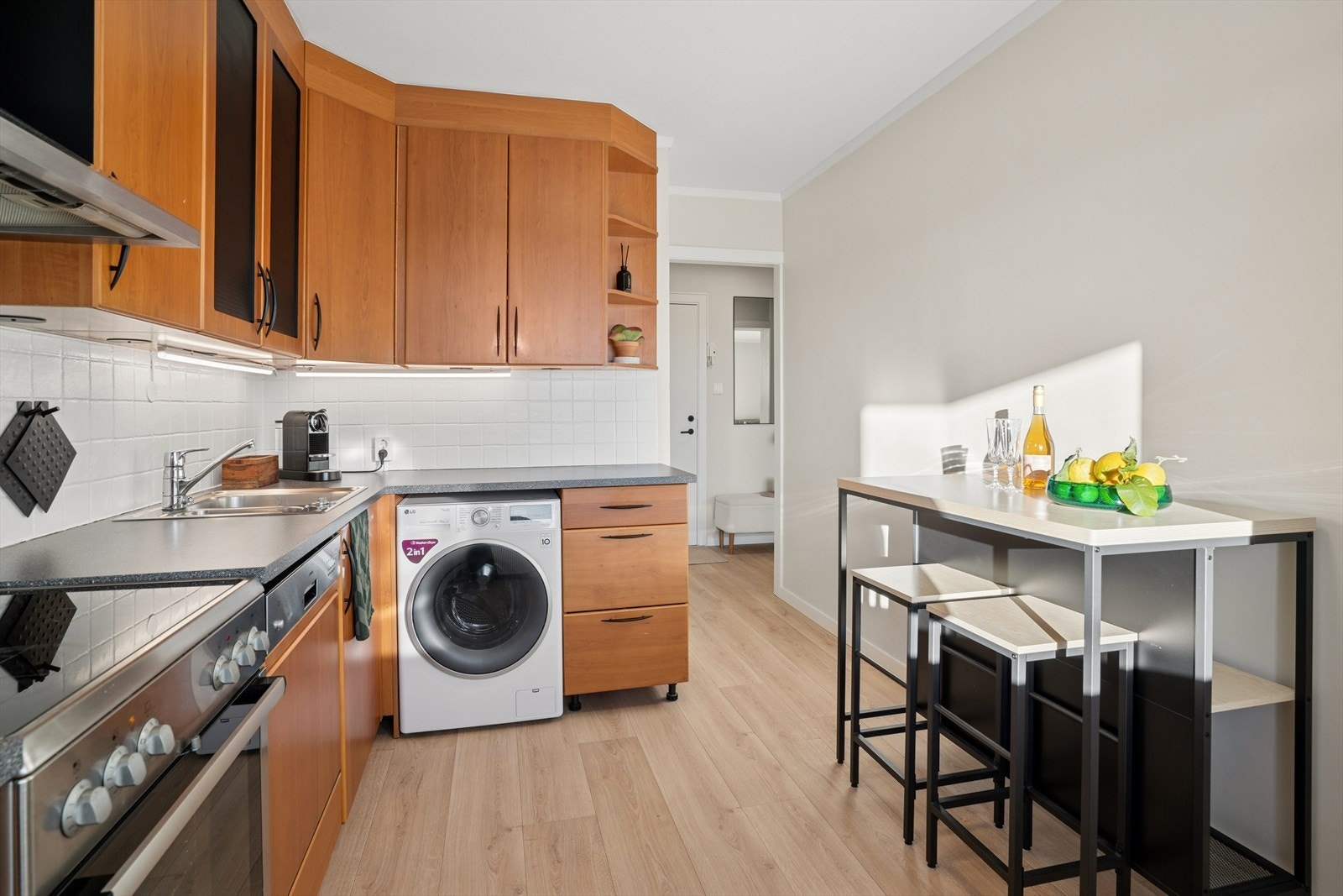 Det er opplegg for vaskemaskin på kjøkkenet. Galleribilde