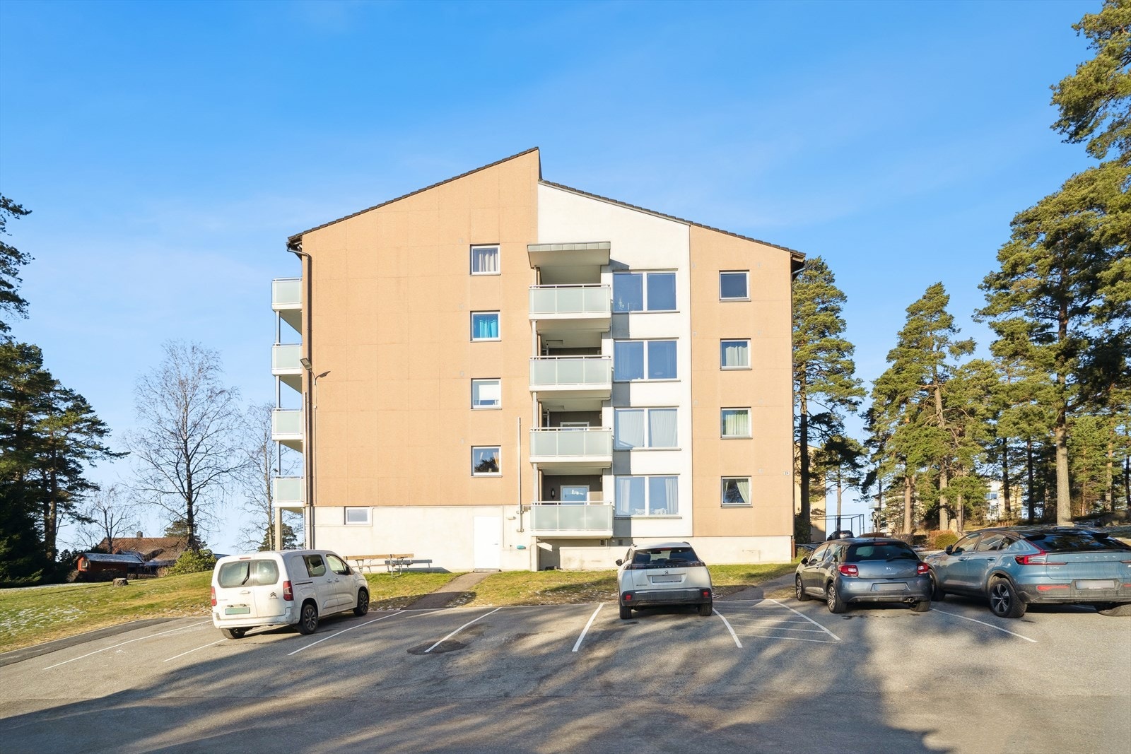 Rolig og etablert nabolag med kort vei til natur og turmuligheter. Galleribilde