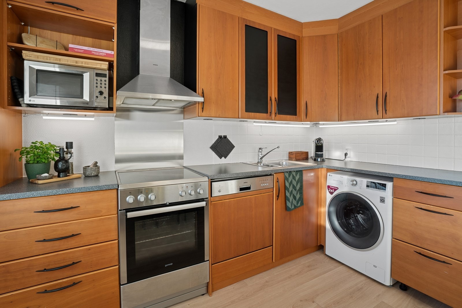 Kjøkken med gode skap- og benkeplassløsninger. Galleribilde