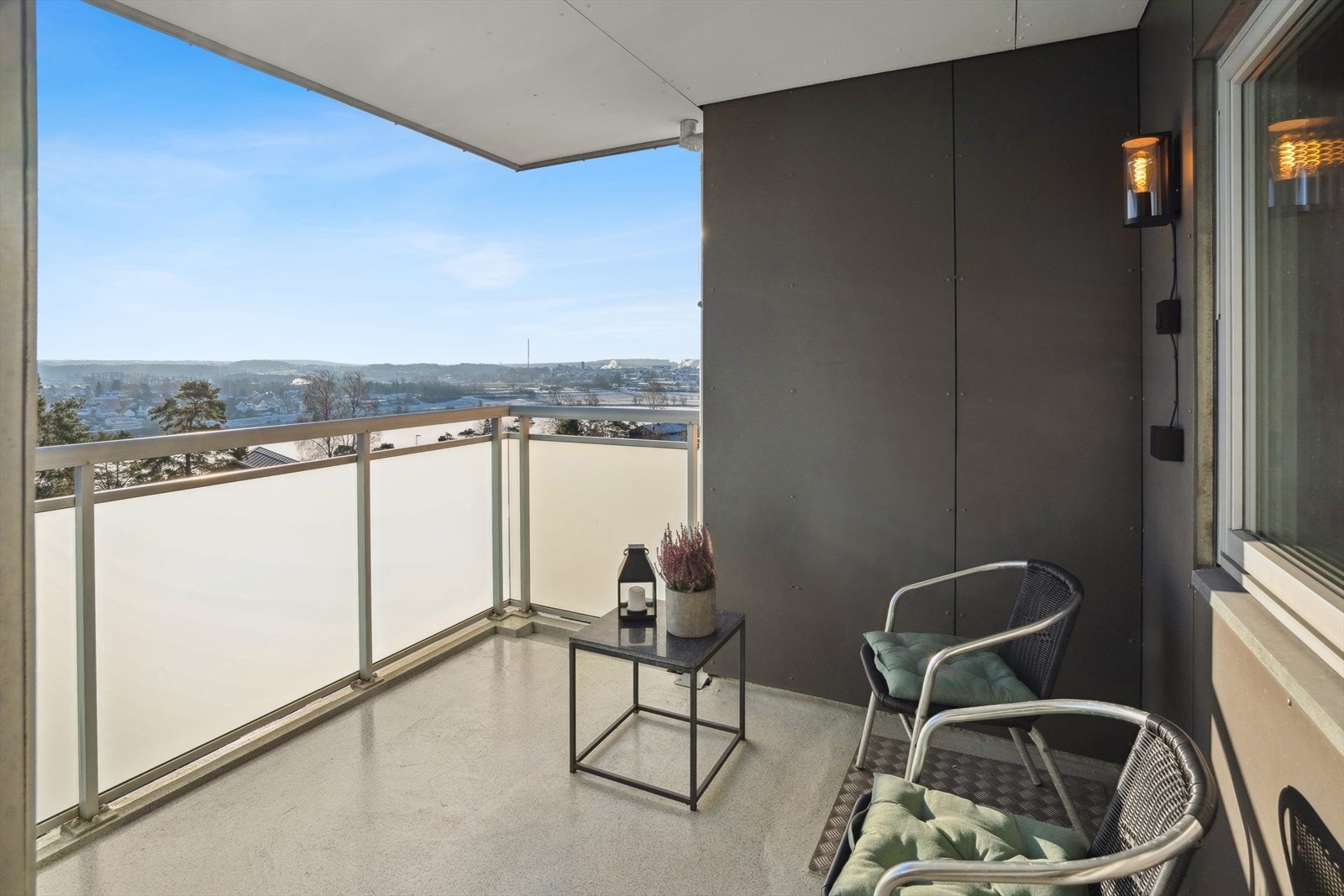 Solrik balkong med flott utsikt- en privat oase på varme sommerdager Galleribilde