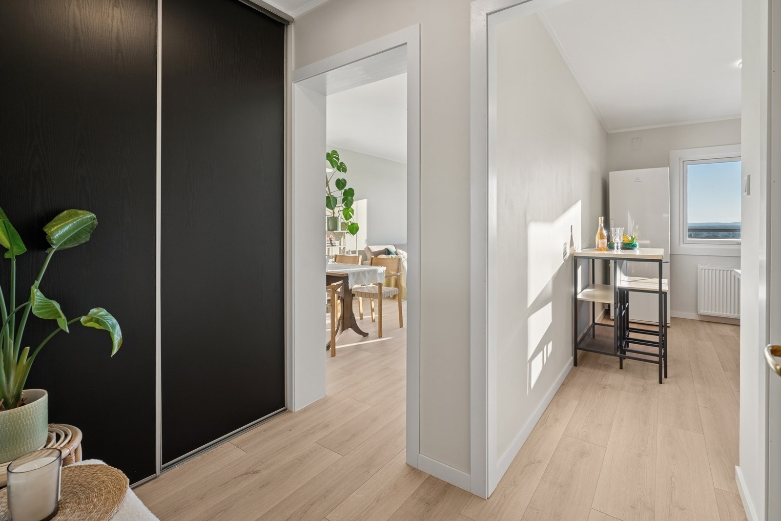 Innbydende entré med god plass til oppbevaring i skyvedørsgarderobe. Galleribilde