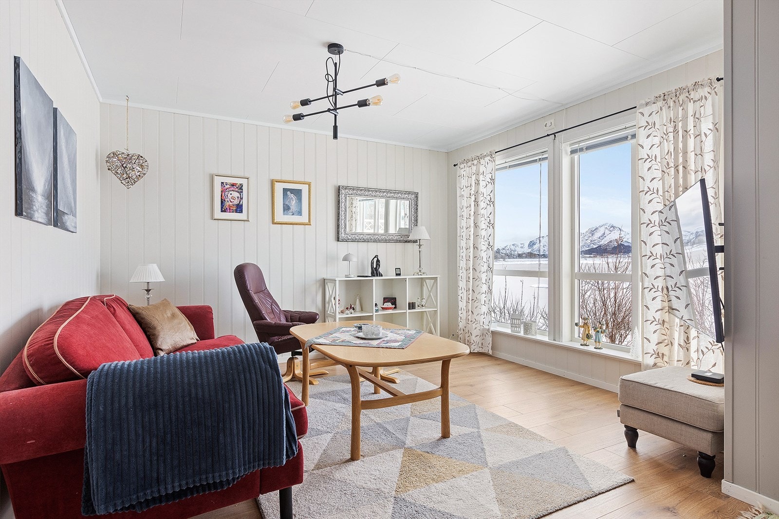 Lys stue med store vindusflater mot utsikten Galleribilde