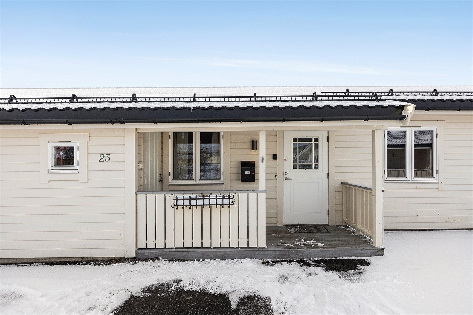 Overbygd inngangsparti. Bod med ekstra bortsettplass til venstre Galleribilde