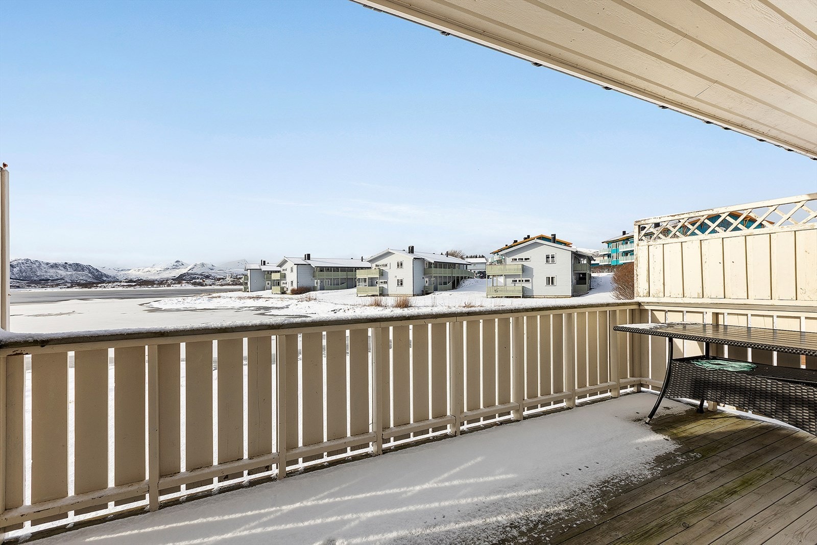 Delvis overbygd terrasse i solveggen mot sør og utsikten Galleribilde