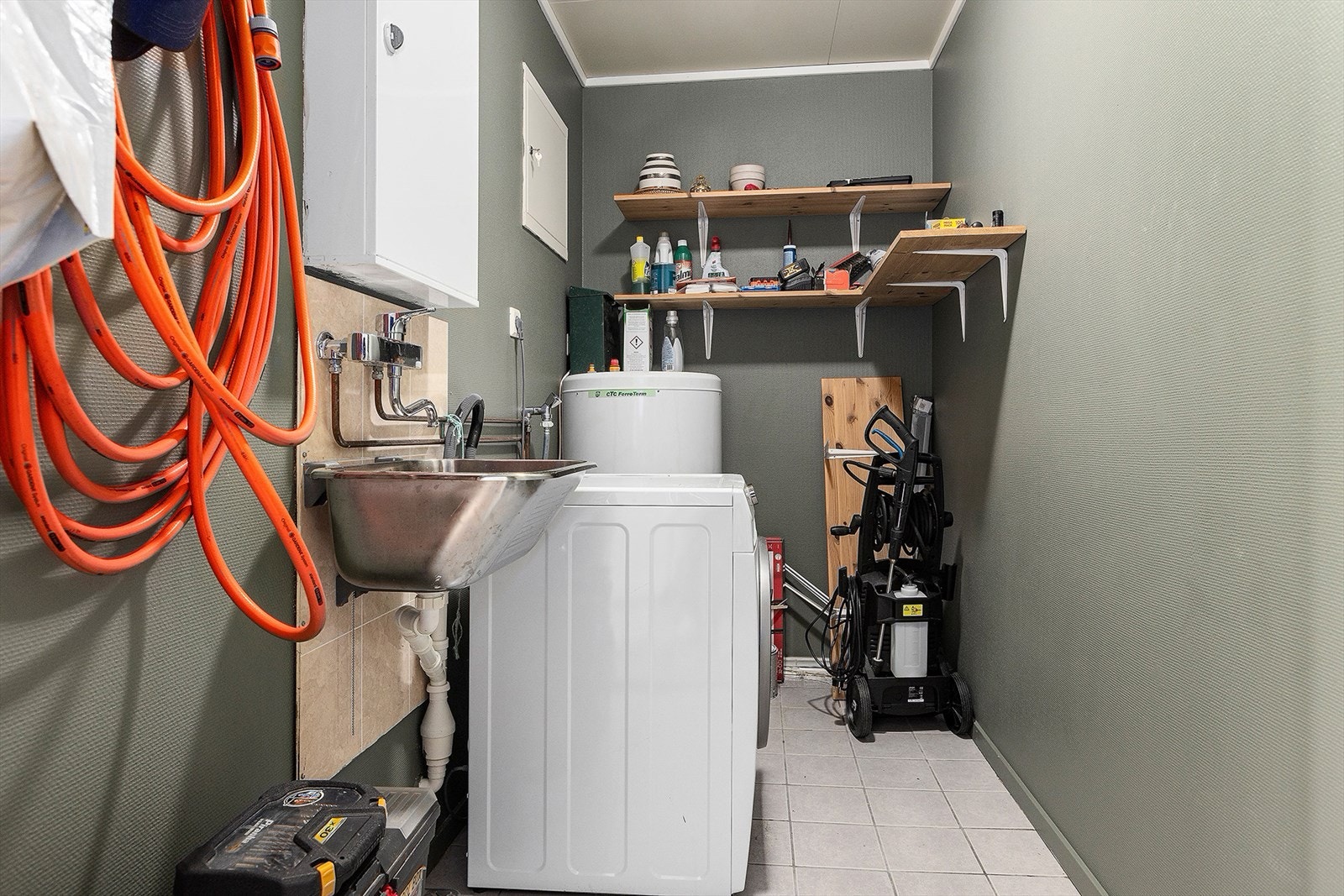 Vaskerom med skyllekar, varmtvannstank, EL-skap og rørskap Galleribilde