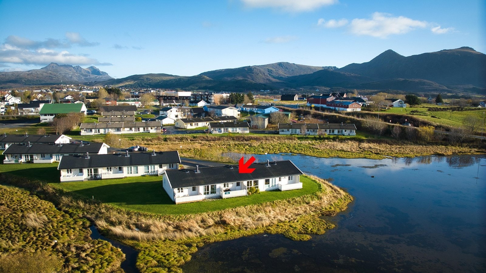 Leiligheten ligger i den ytterste rekka med ingen foran seg Galleribilde