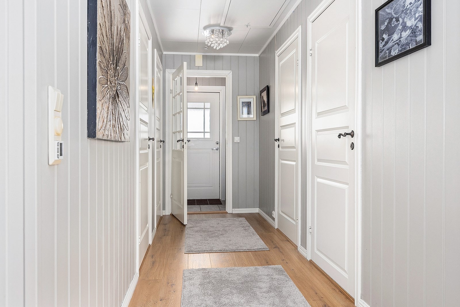 Gang med samme type gulv som i stue og kjøkken Galleribilde