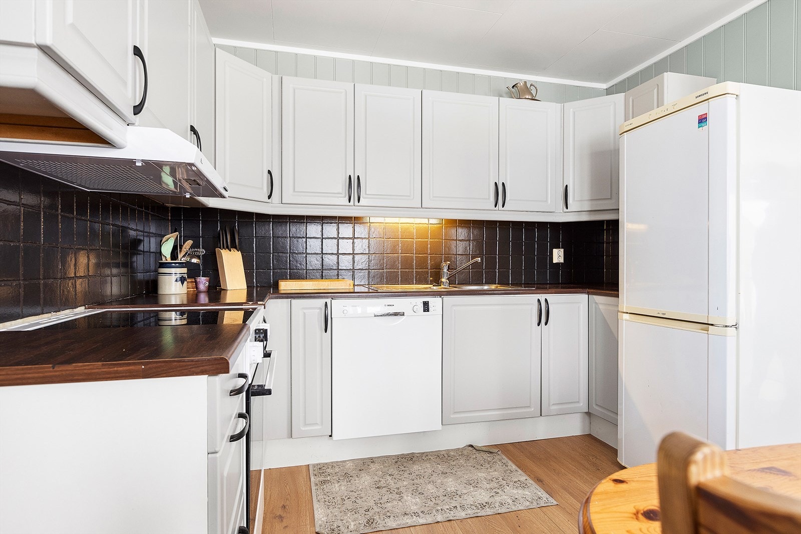 Greit med skap- og benkeplass. Oppvaskmaskin og ventilator over kokeplass Galleribilde