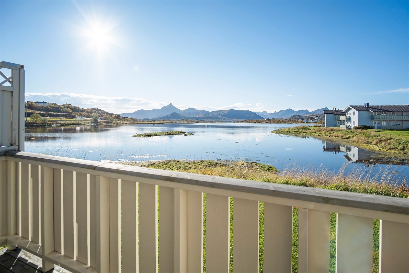 Som nederst i rekken, har leiligheten flott utsikt mot sjøen, fuglelivet og Skottinden Galleribilde