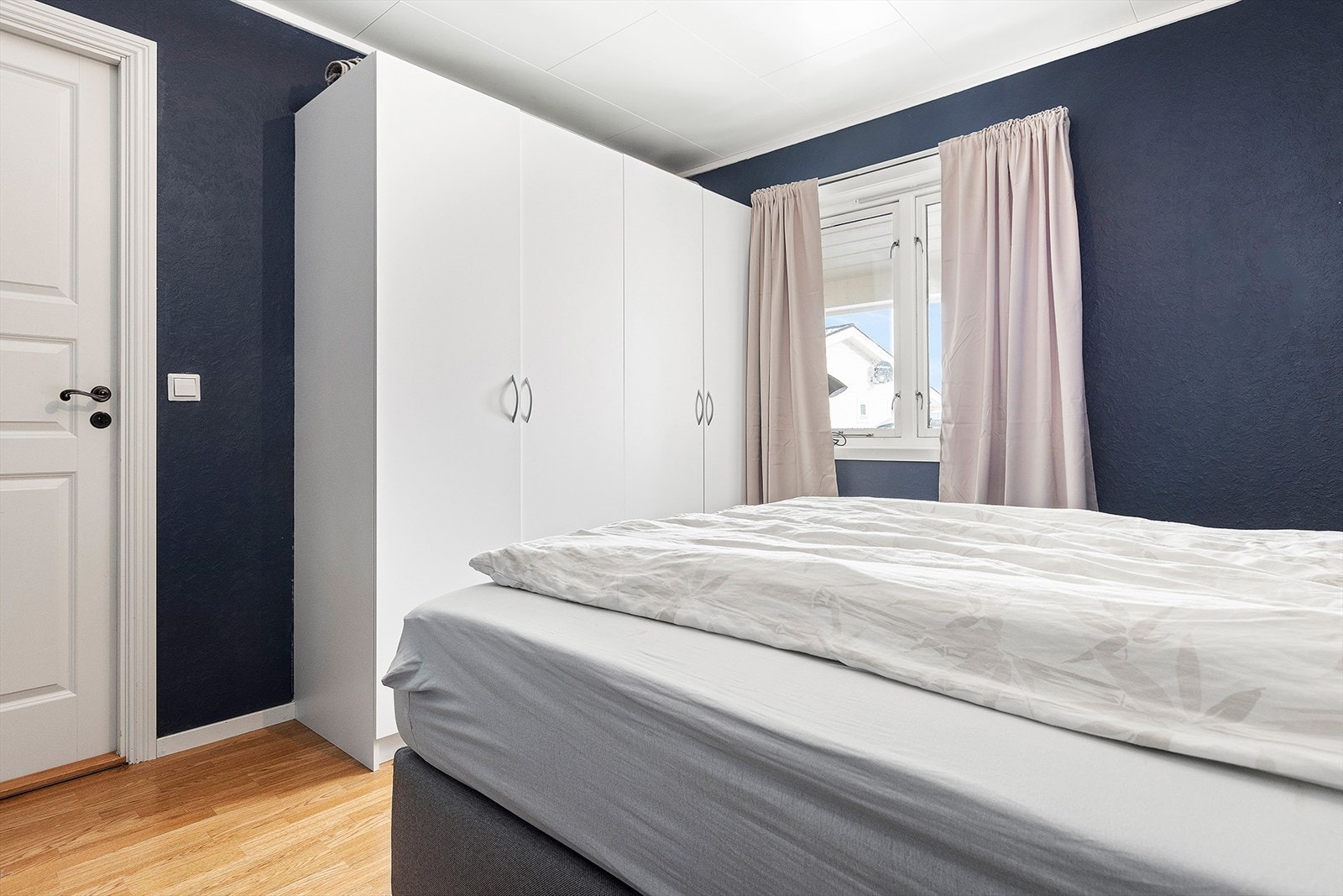 Soverom 1/2. Montert klesskap som følger med i salget. Galleribilde