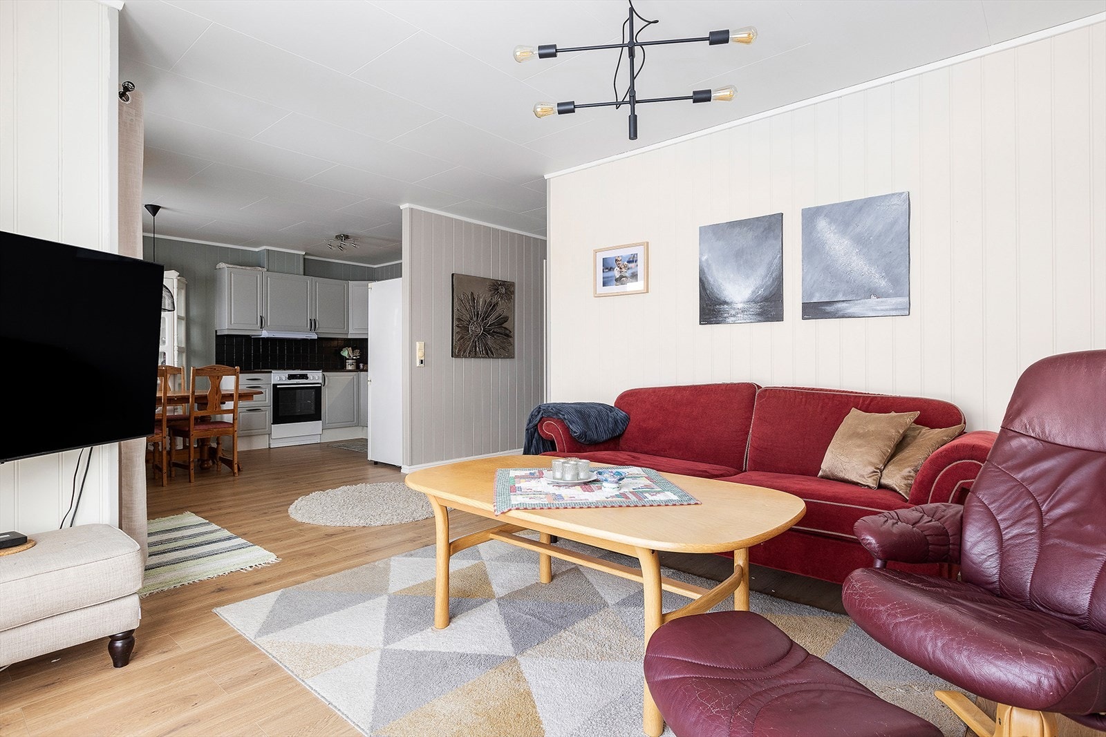 Det ble lagt nytt gulv i stue, kjøkken og gang i 2024 Galleribilde