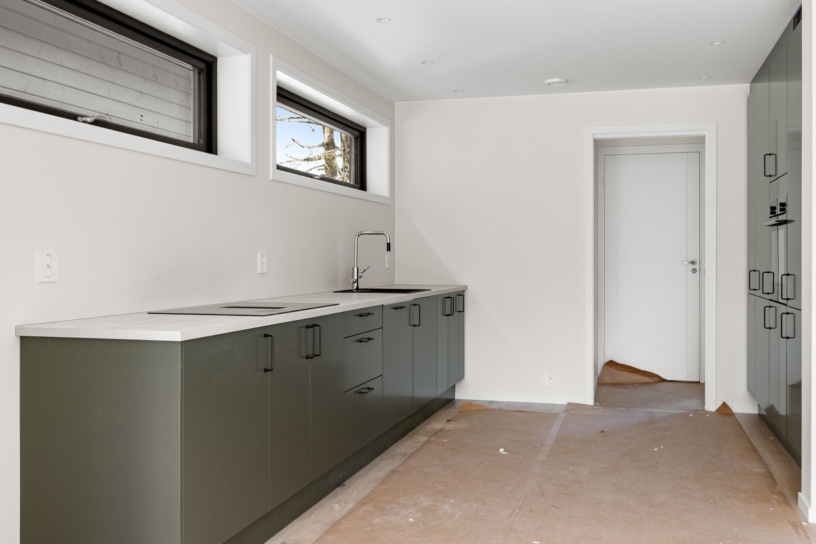 Kjøkkenet leveres med integrerte hvitevarer Galleribilde