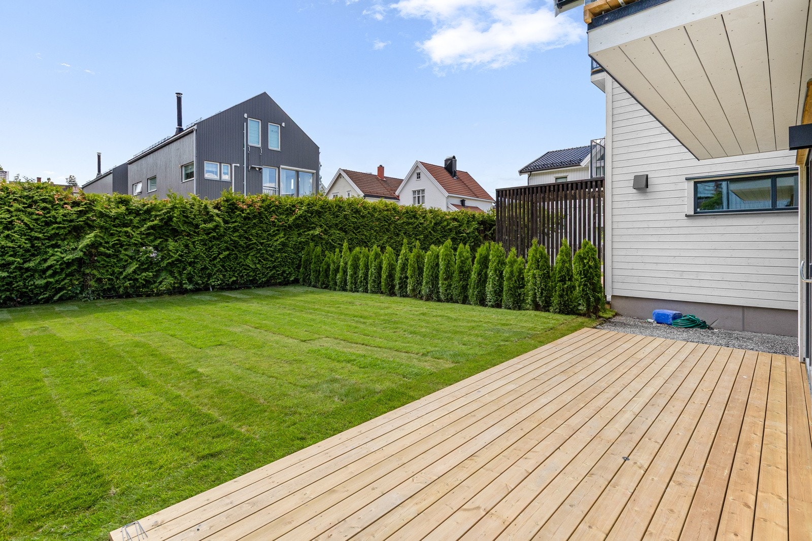 Terrasse i første etasje med videre adkomst til egen skjermet hage Galleribilde