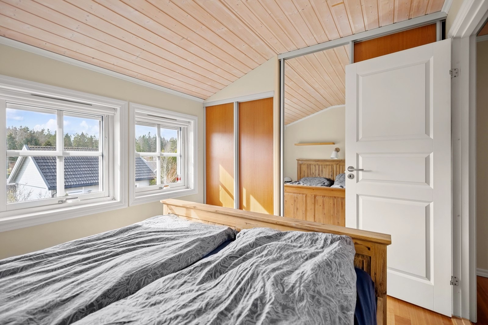 Hovedsoverommet har plass til dobbeltseng, tilhørende møblement og stor skyvedørsgarderobe med god oppbevaringsplass. Galleribilde