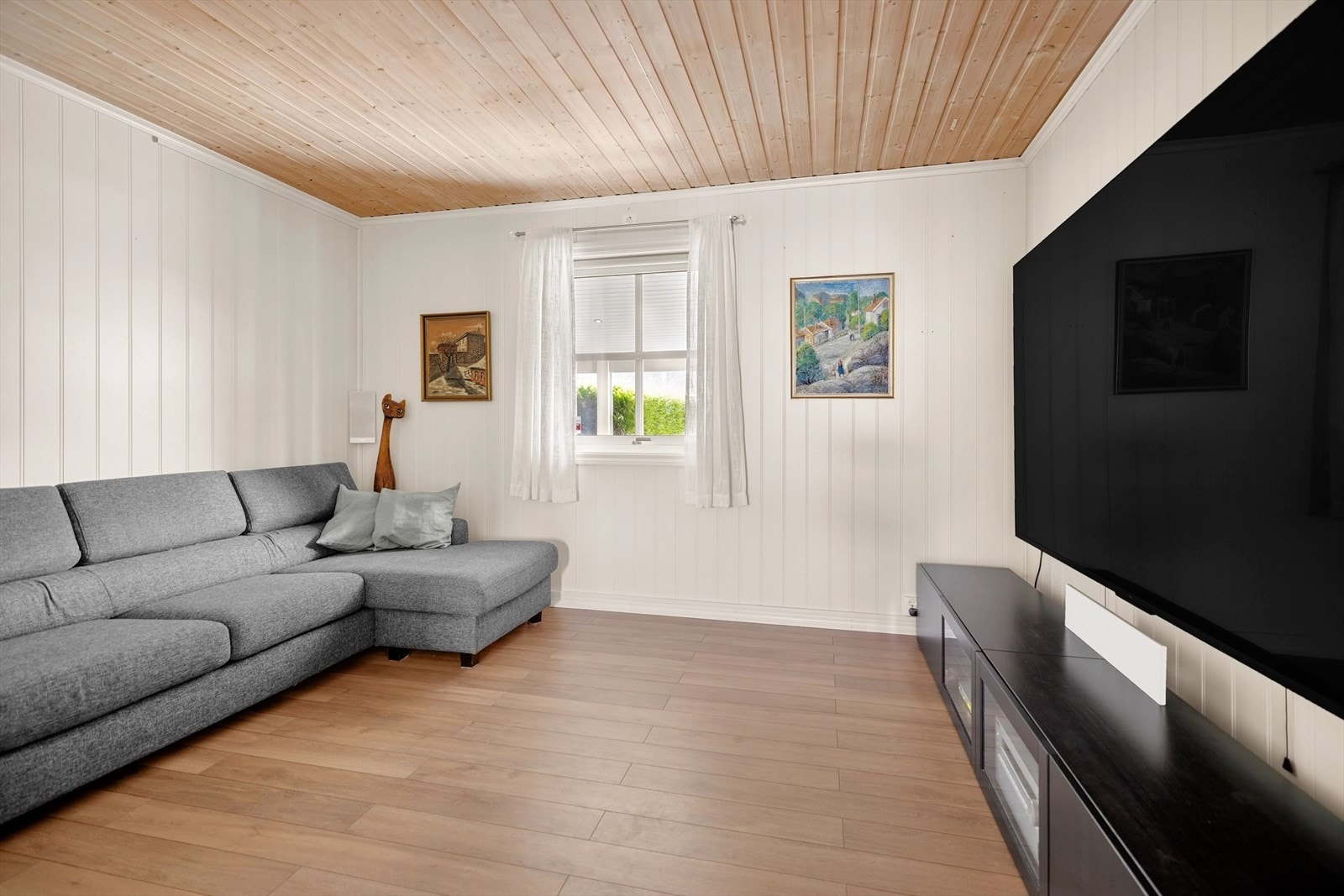 Her er det plass til å innrede med sofagruppe og TV-benk. Galleribilde