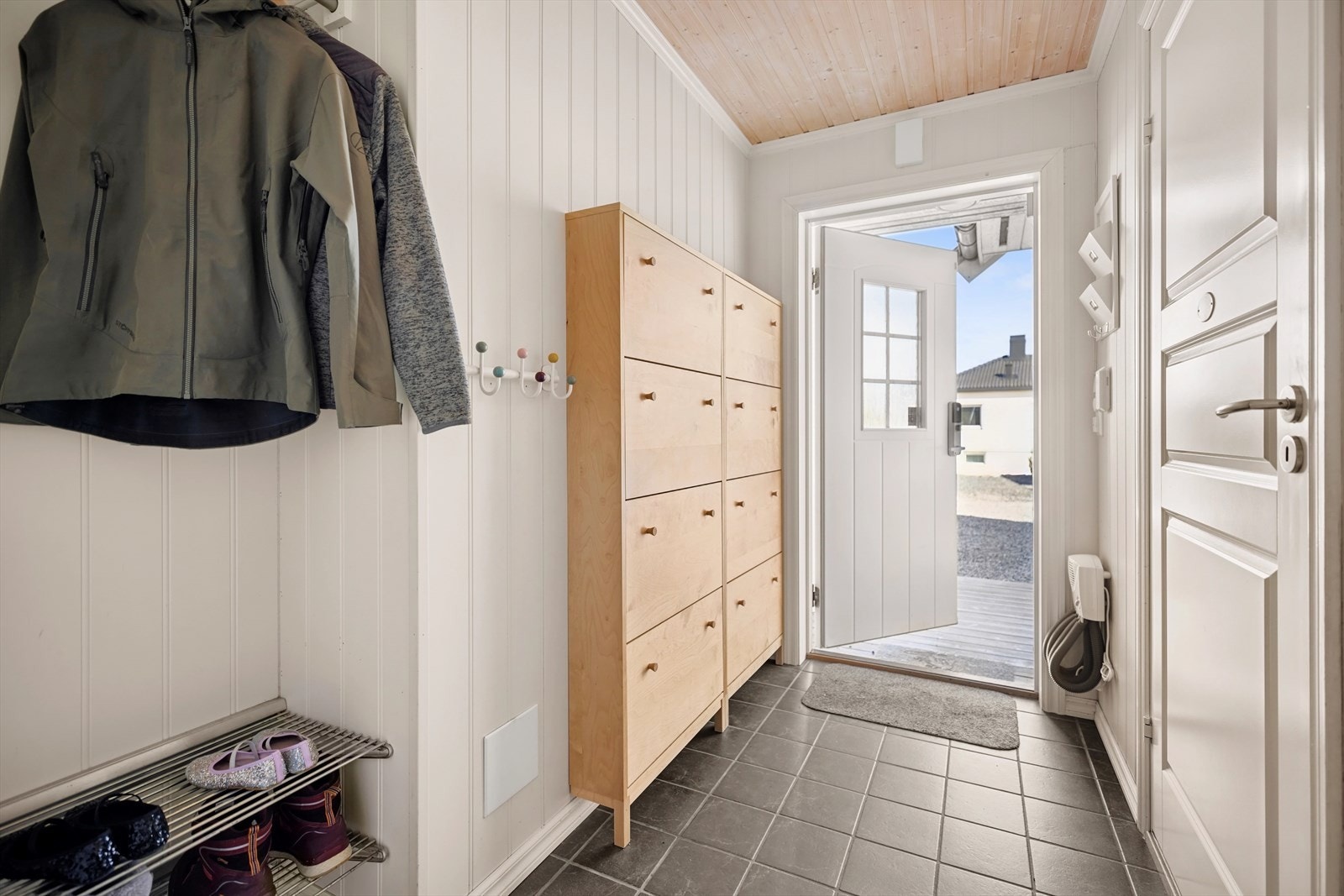 Du ønskes velkommen inn i flislagt entré med gulvvarme. Her er det plass til oppbevaring av ytterklær og sko. Galleribilde