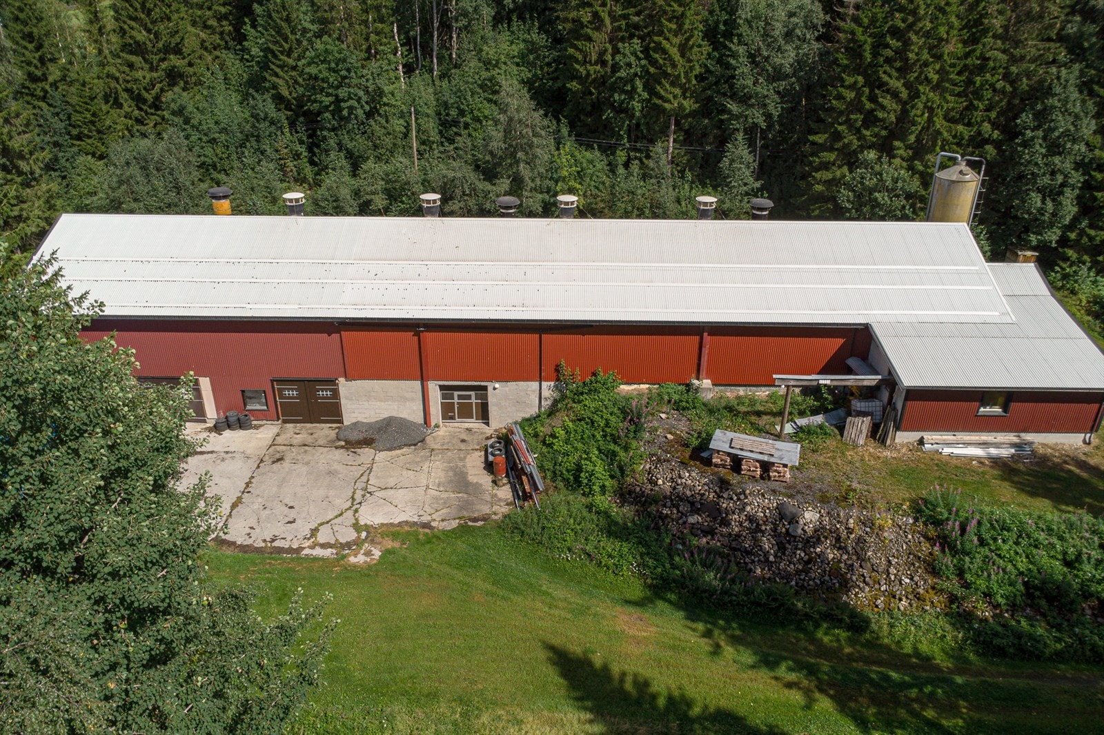 Bygget har Landmeco aviarinnredning i god tilstand, pakkerom/servicerom/kjølerom som ivaretar dagens krav til konsumeggproduksjon. Galleribilde