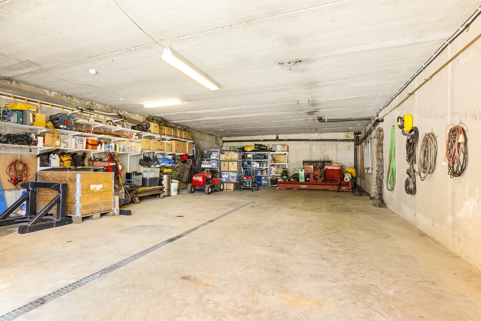 Verksted/vaskehall i fjøsets underetasje. Galleribilde