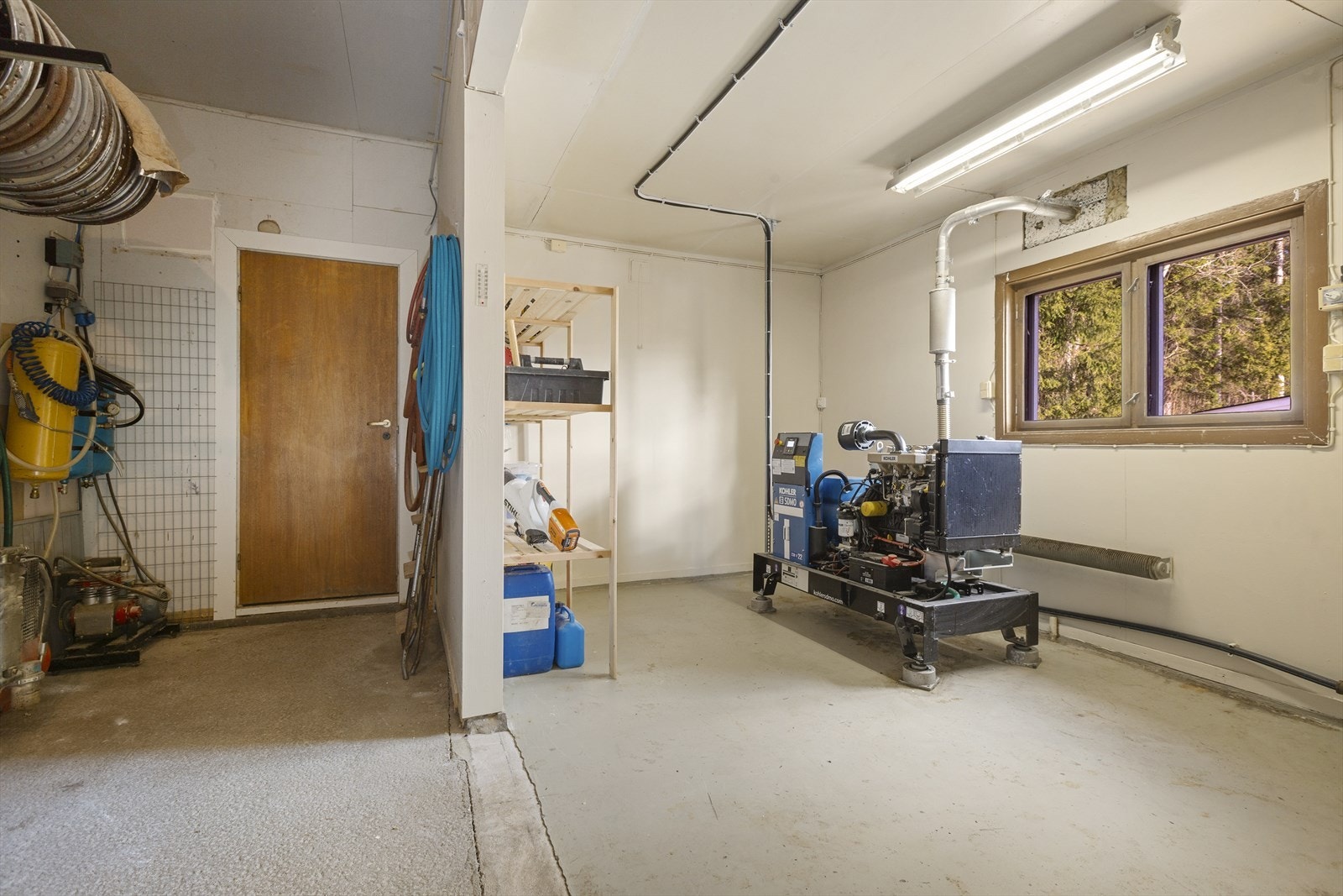 Selvstartende dieselaggregat som sikrer operative forhold i hele fjøset og ev. sidebygning ved strømbrudd. Installasjon av aggregat ble gjort i 2022. Galleribilde