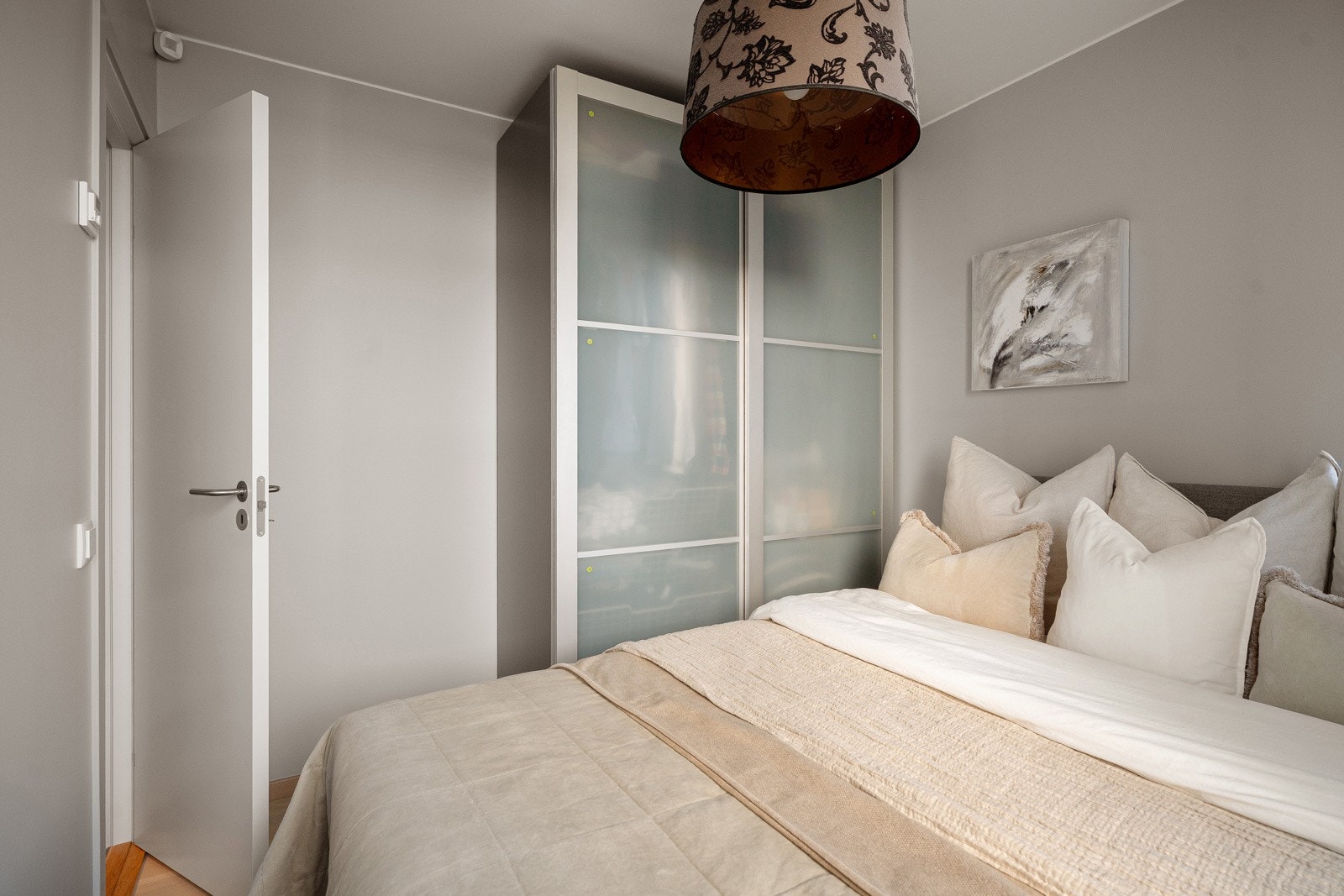Lagringsplass i garderobeskap og i disponibel kjellerbod på 6 m². Galleribilde