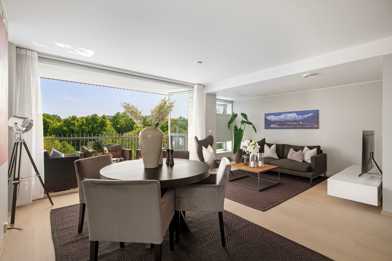 Tårnleilighet i 7. etasje med heis til leilighetsetasje - Takterrasse på 23 m² og balkong på 7 m². Galleribilde