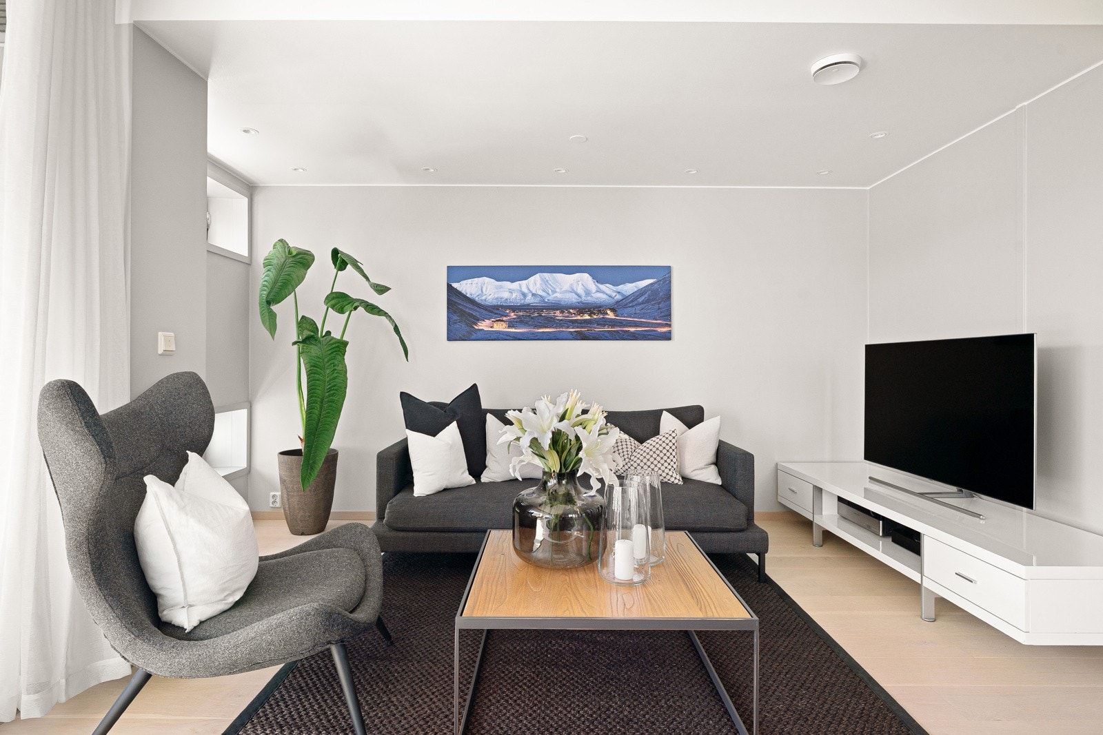Tekniske kvaliteter som balansert ventilasjon og vannbåren gulvvarme med soneinndeling og appstyring. Galleribilde