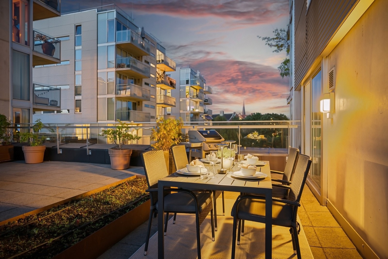 Den private takterrassen er avgrenset mot fellesarealet med blomsterkasser, og har flott utsikt to to veier. Galleribilde