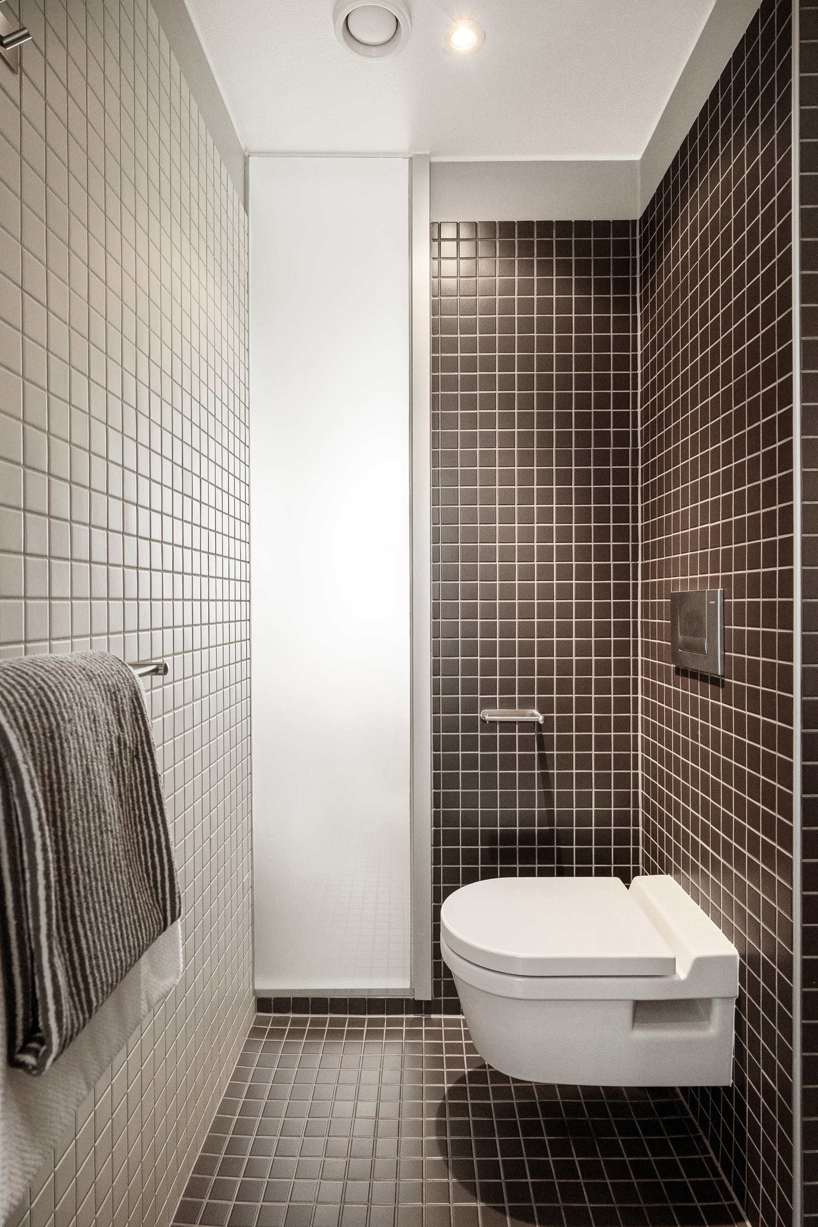 Vegghent klosett, vannbåren gulvvarme og downlights - Avsatt plass til vaskesøyle. Galleribilde