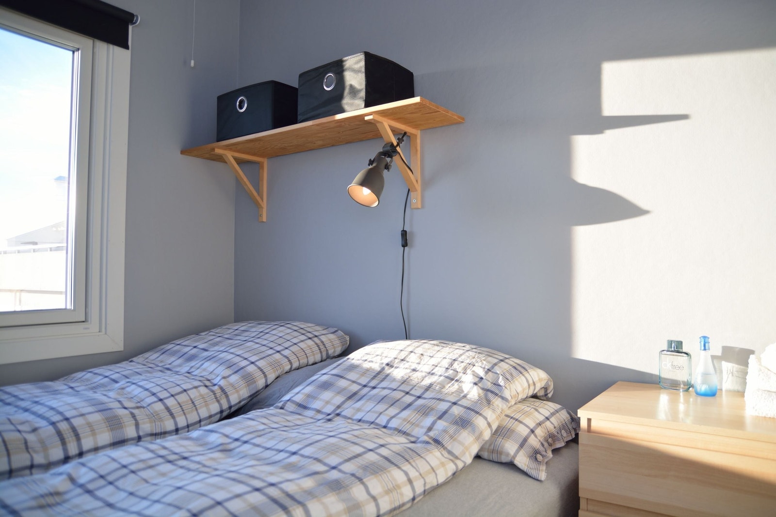 Plass til dobbeltseng (160cm), komode og nattbord Galleribilde