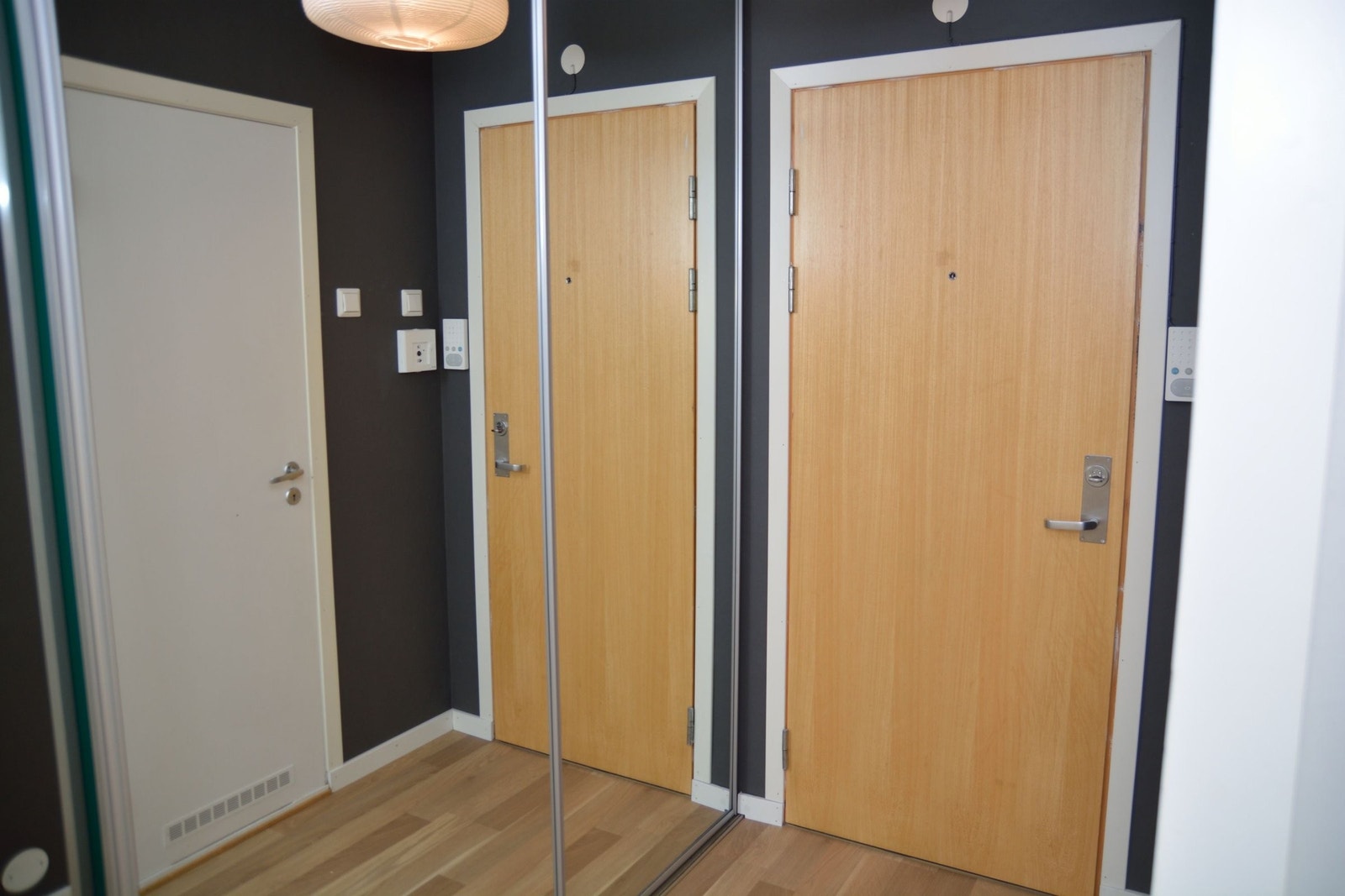 Entré med speilgraderobe Galleribilde