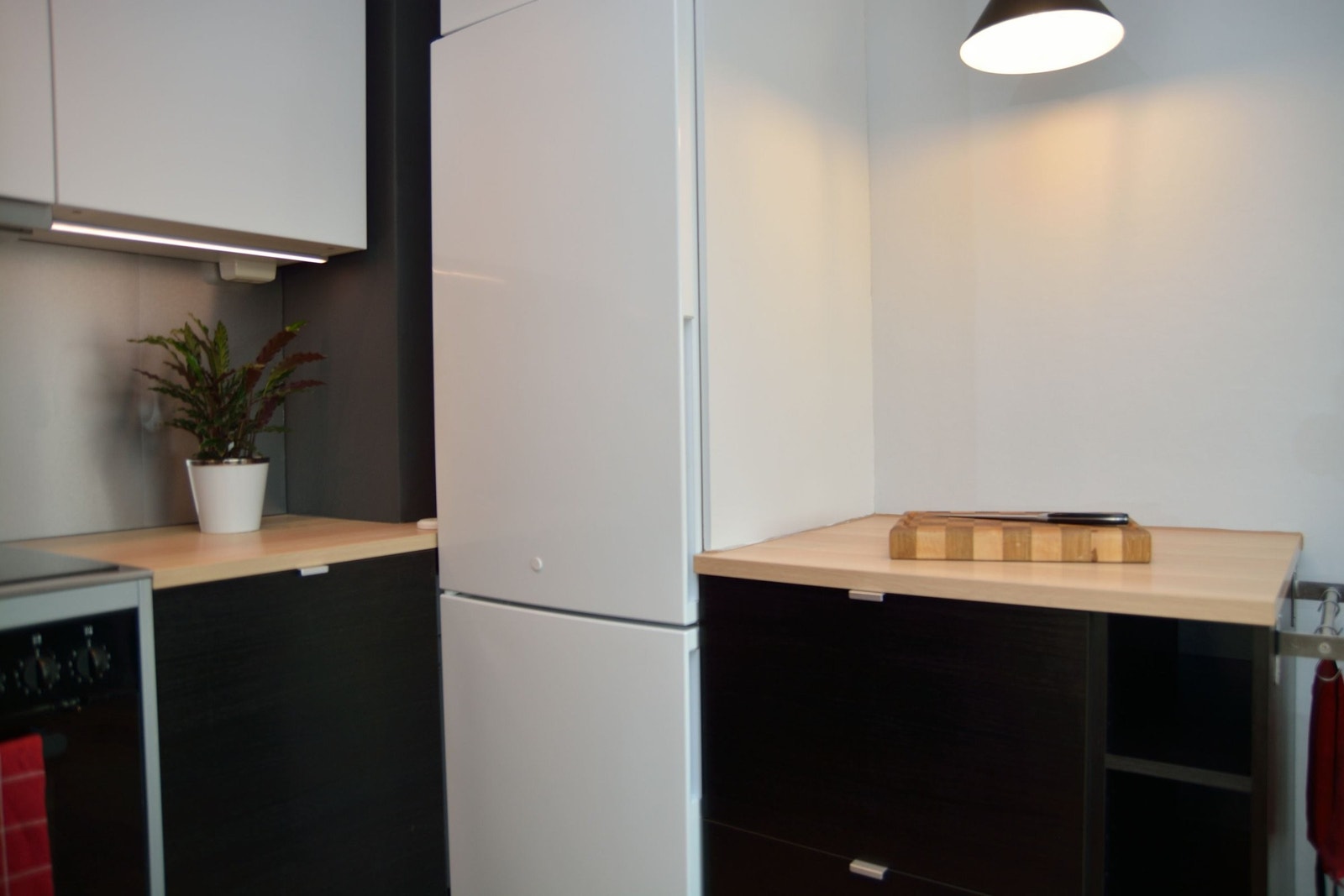 Kombikjøleskap og gode arbeidsflater Galleribilde